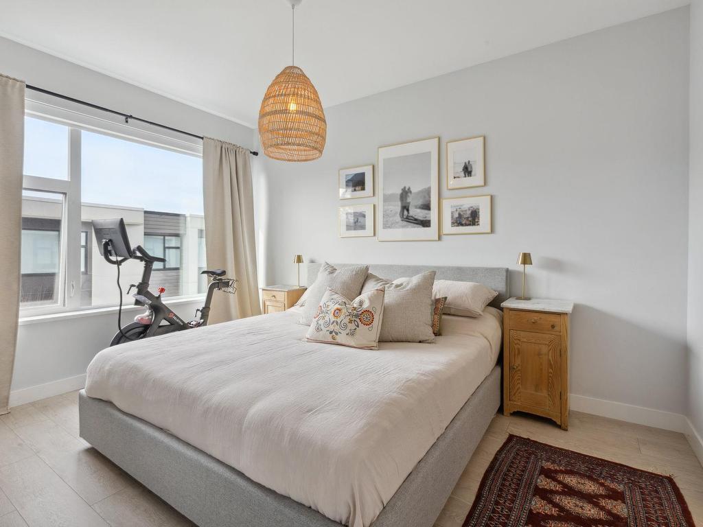 









602


Lile

Drive, 15,
North Vancouver,




BC
V7G 0B3

