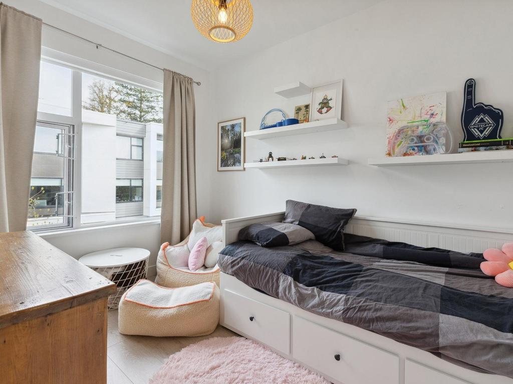 









602


Lile

Drive, 15,
North Vancouver,




BC
V7G 0B3

