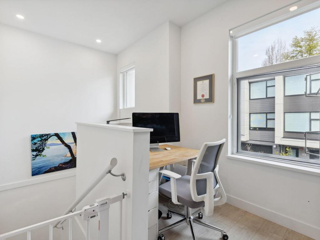 









602


Lile

Drive, 15,
North Vancouver,




BC
V7G 0B3

