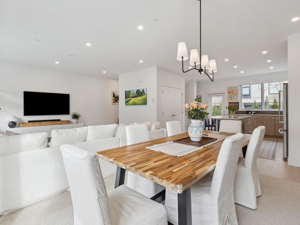









602


Lile

Drive, 15,
North Vancouver,




BC
V7G 0B3


