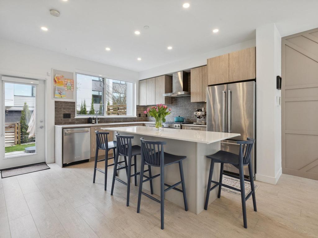 









602


Lile

Drive, 15,
North Vancouver,




BC
V7G 0B3

