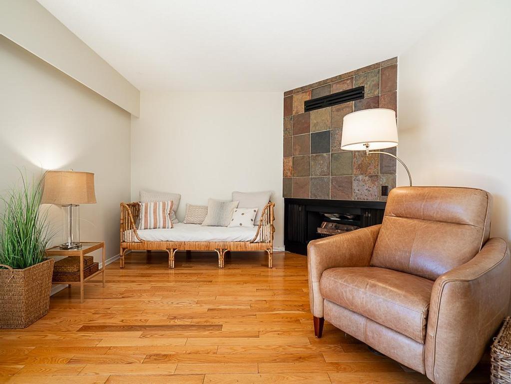 









1116


Premier

Street,
North Vancouver,




BC
V7J 2H3


