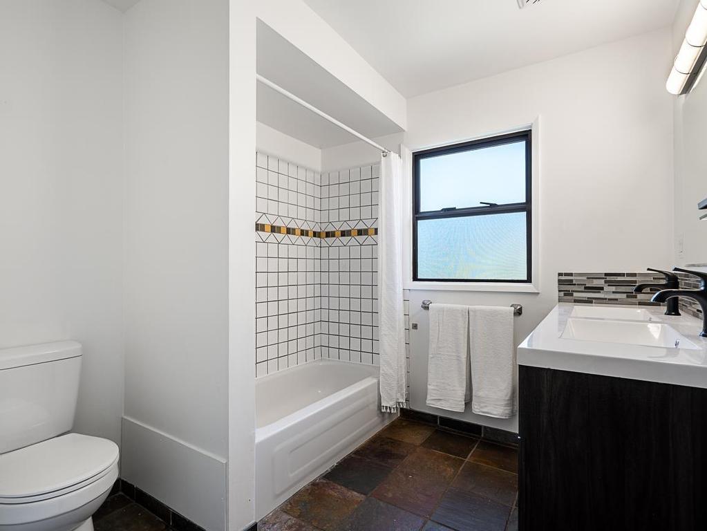 









1116


Premier

Street,
North Vancouver,




BC
V7J 2H3

