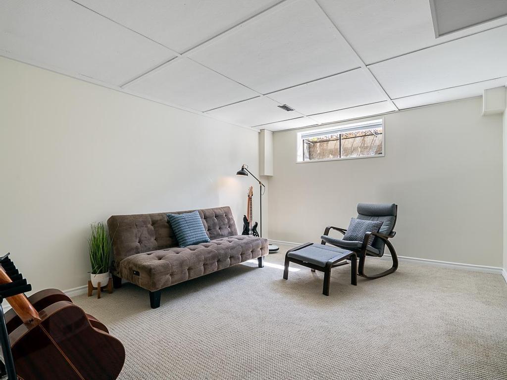 









1116


Premier

Street,
North Vancouver,




BC
V7J 2H3

