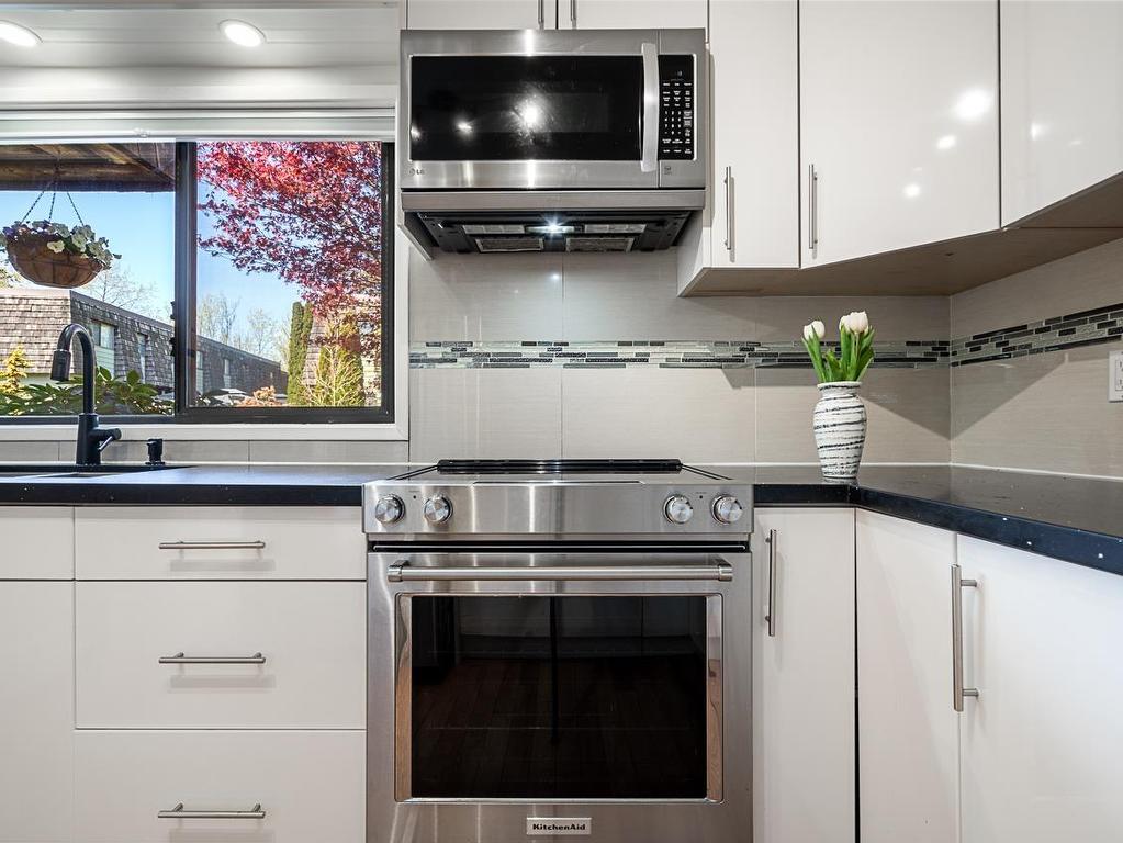 









1116


Premier

Street,
North Vancouver,




BC
V7J 2H3

