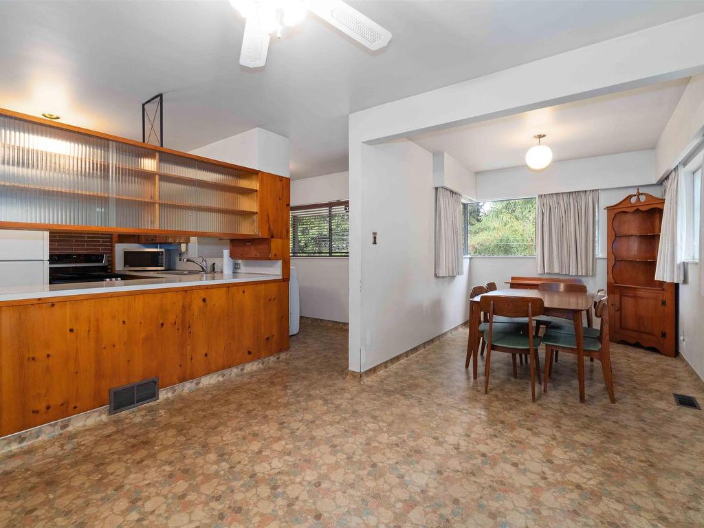 









901


Como Lake

Avenue,
Coquitlam,




BC
V3J 3N4

