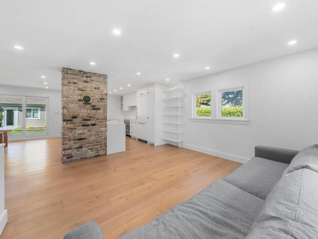 









532


18th

Street East,
North Vancouver,




BC
V7L 2Y3

