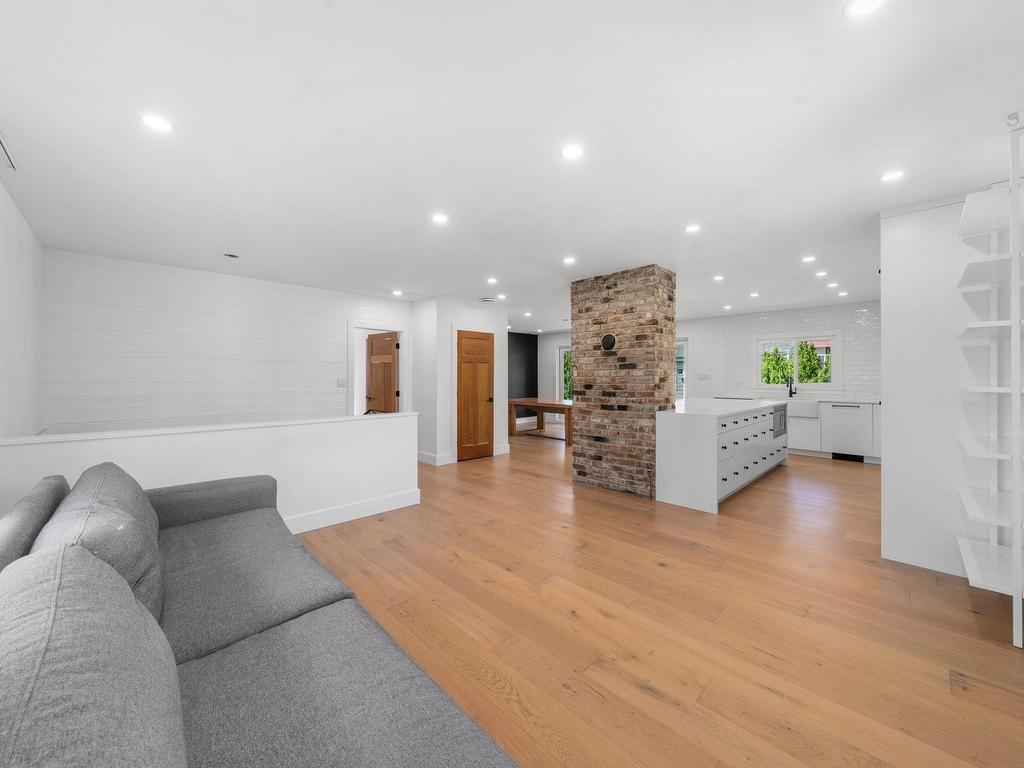









532


18th

Street East,
North Vancouver,




BC
V7L 2Y3

