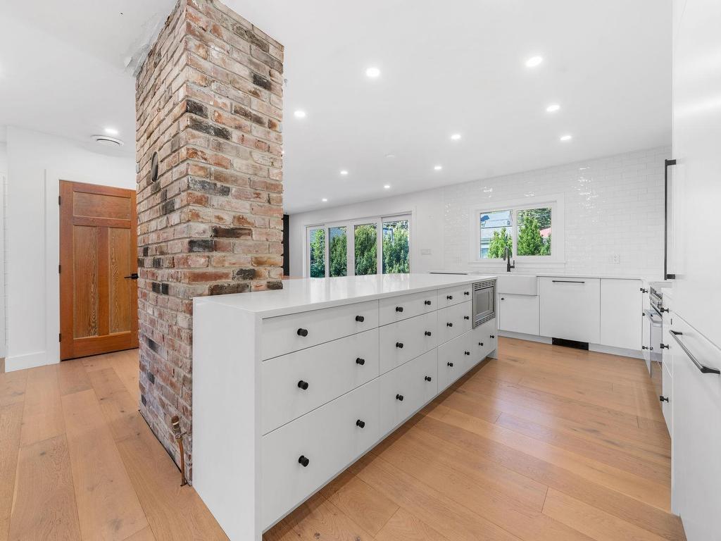 









532


18th

Street East,
North Vancouver,




BC
V7L 2Y3

