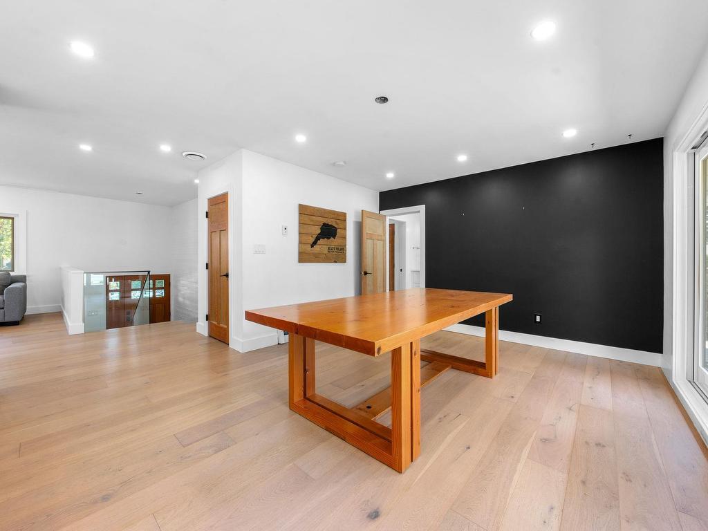 









532


18th

Street East,
North Vancouver,




BC
V7L 2Y3

