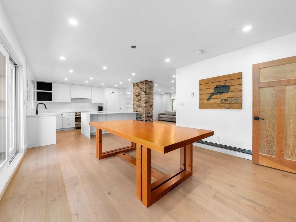 









532


18th

Street East,
North Vancouver,




BC
V7L 2Y3

