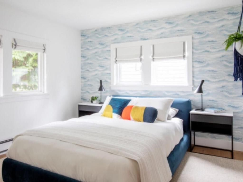 









532


18th

Street East,
North Vancouver,




BC
V7L 2Y3

