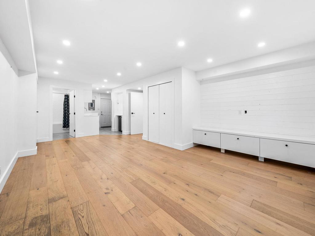 









532


18th

Street East,
North Vancouver,




BC
V7L 2Y3

