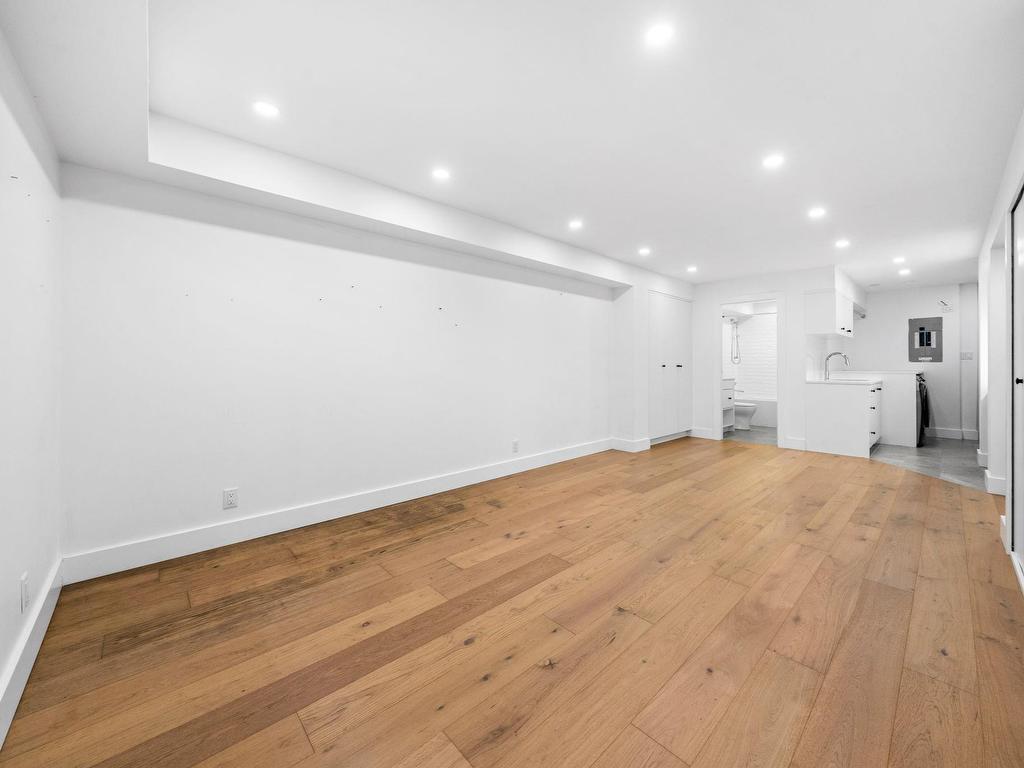 









532


18th

Street East,
North Vancouver,




BC
V7L 2Y3

