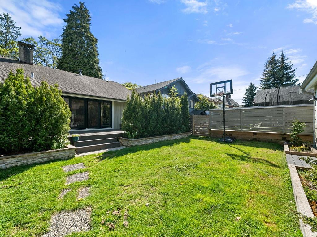









532


18th

Street East,
North Vancouver,




BC
V7L 2Y3

