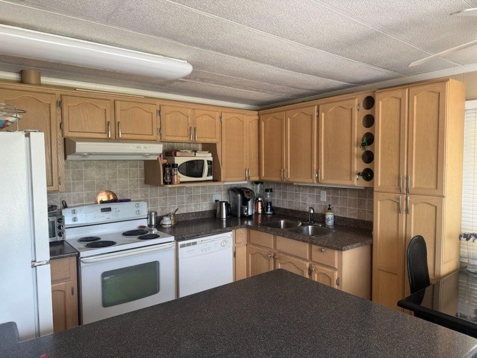 









201


Cayer

Street, 251,
Coquitlam,




BC
V3K 5A9


