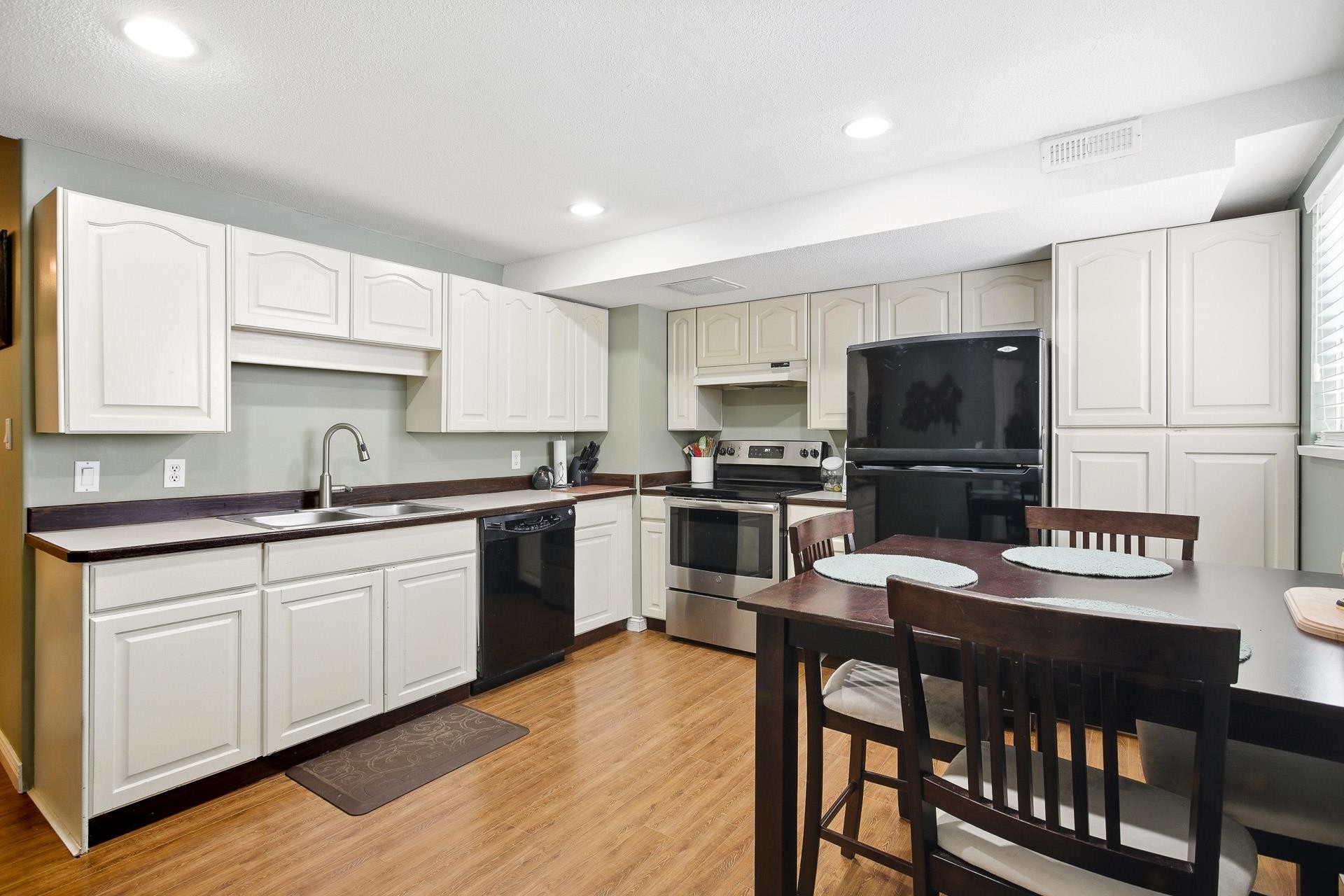 









23616


Tamarack

Lane,
Maple Ridge,




BC
V2W 1B3


