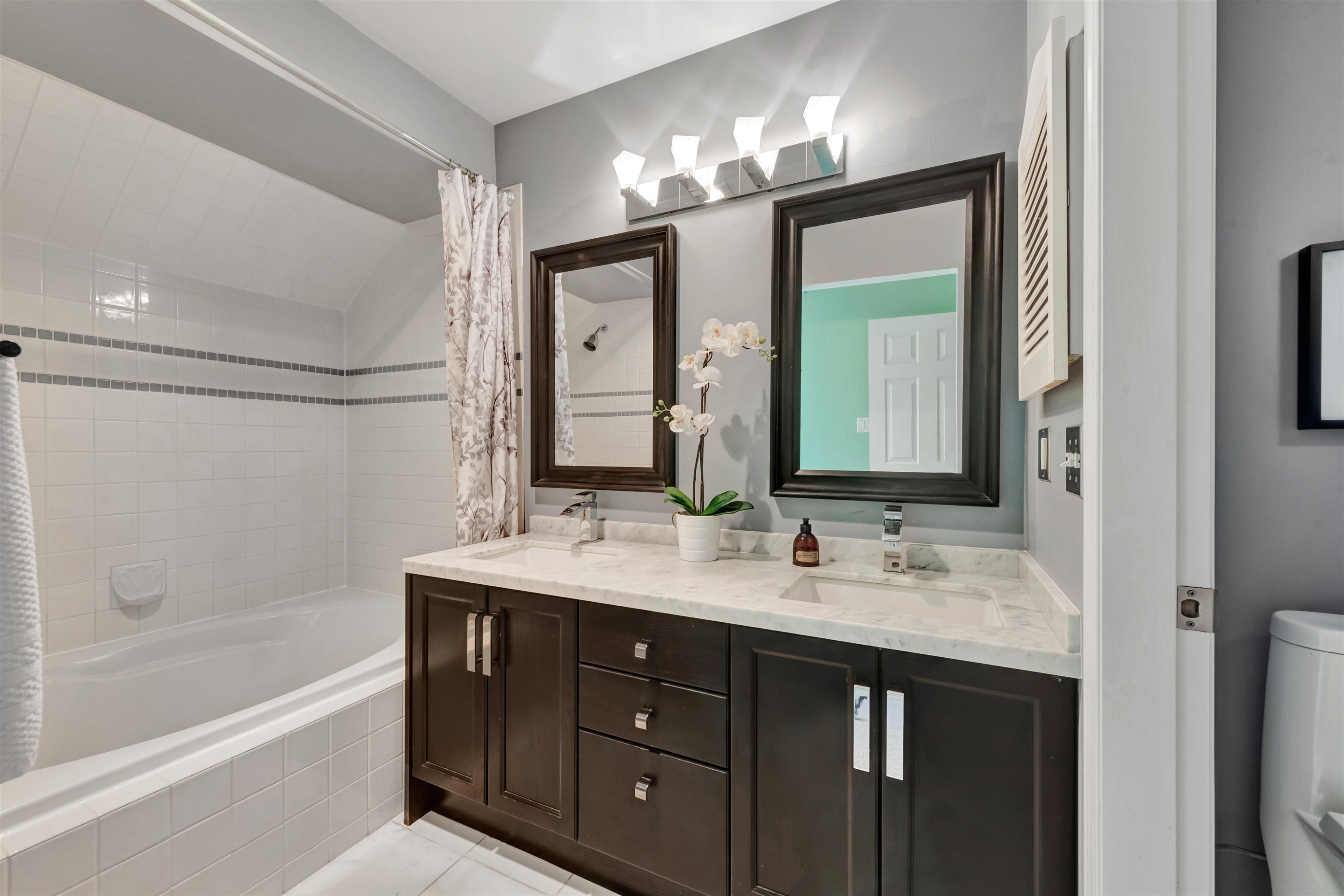 









3939


Indian River

Drive, 14,
North Vancouver,




BC
V7G 2P6

