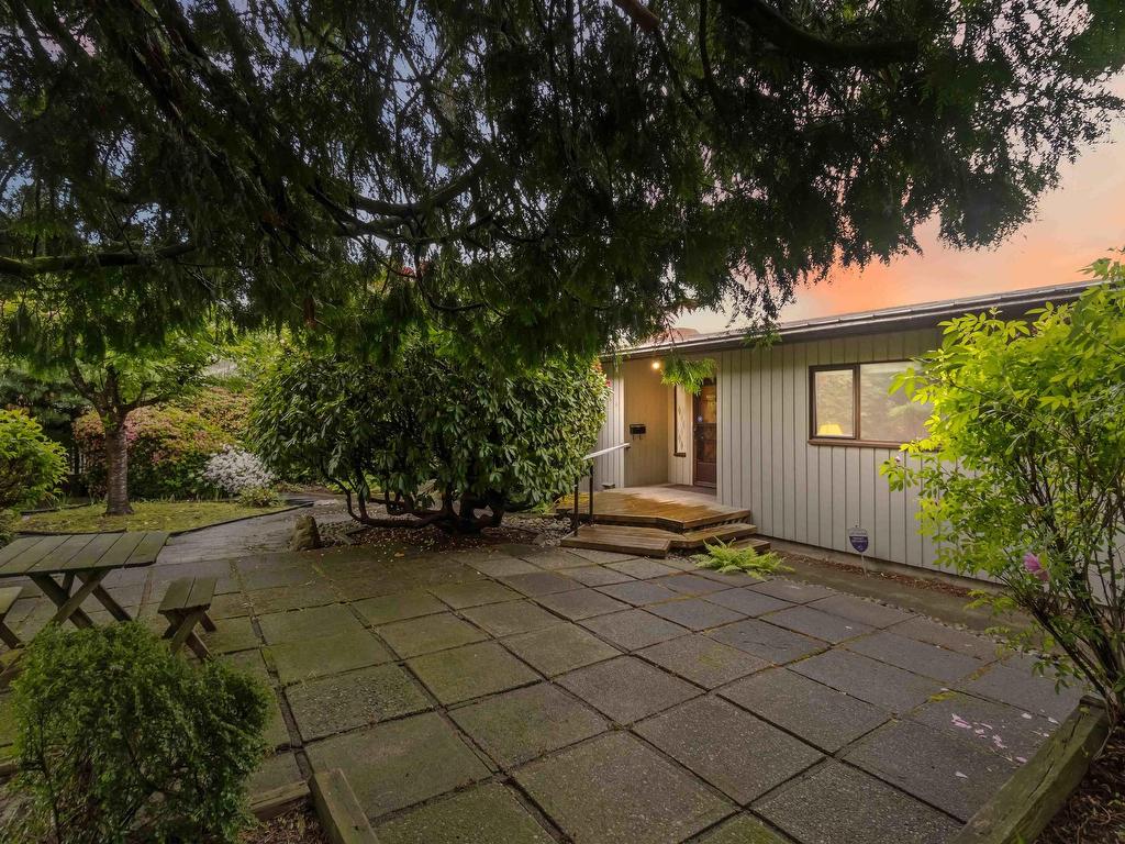 









944


Stewart

Avenue,
Coquitlam,




BC
V3K 2N6


