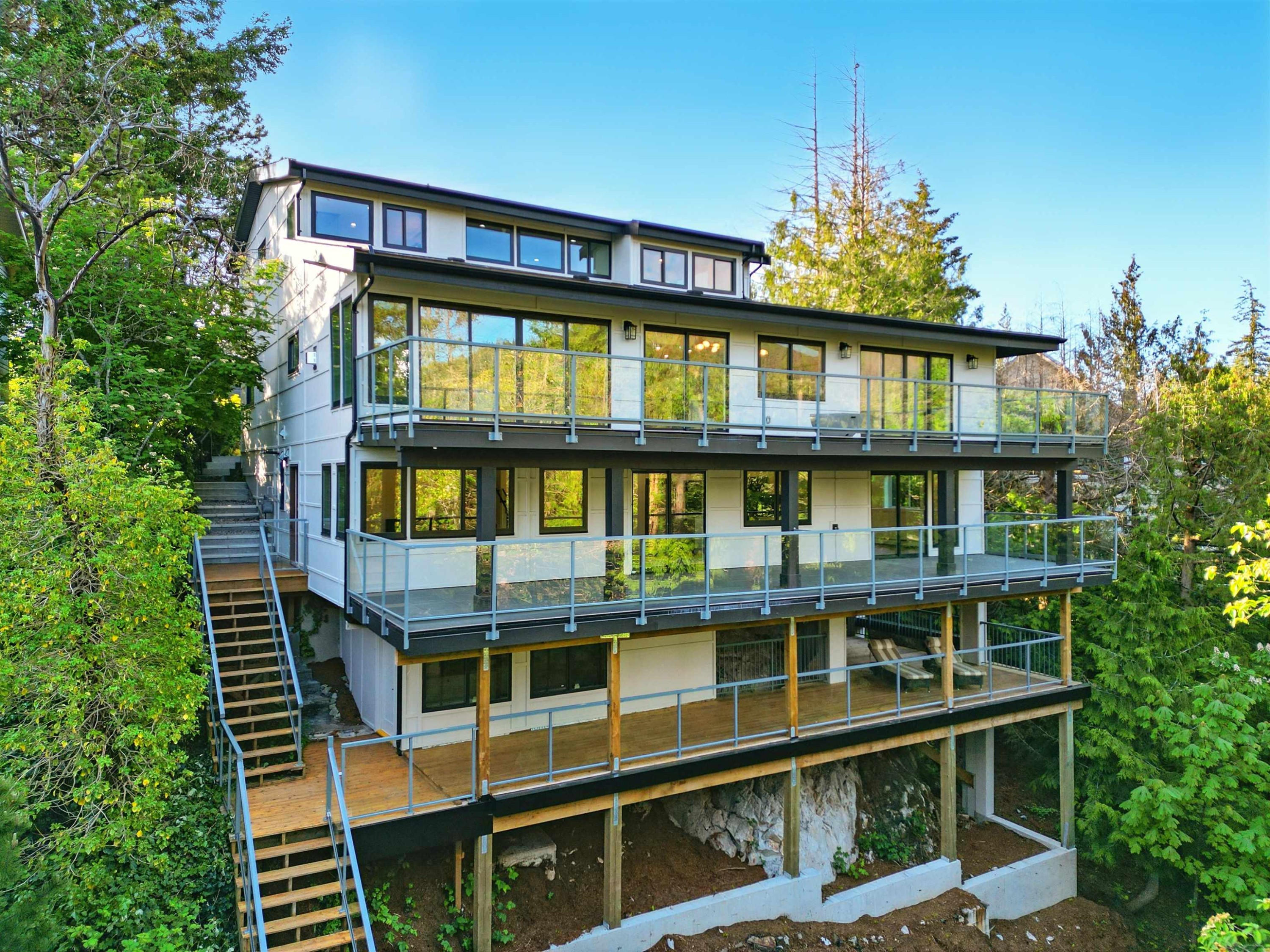 









6230


Summit

Avenue,
West Vancouver,




BC
V7W 1Y2

