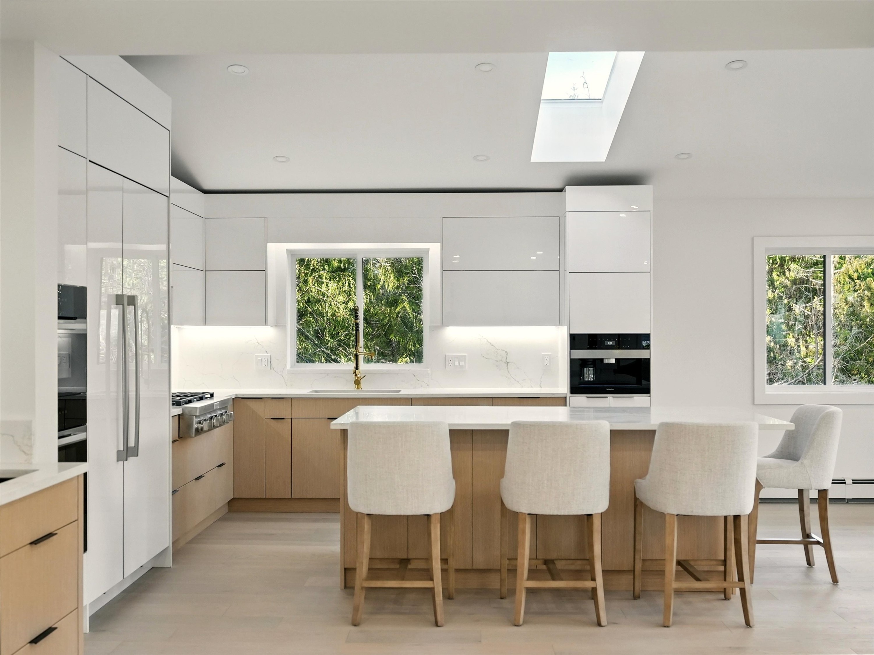 









6230


Summit

Avenue,
West Vancouver,




BC
V7W 1Y2

