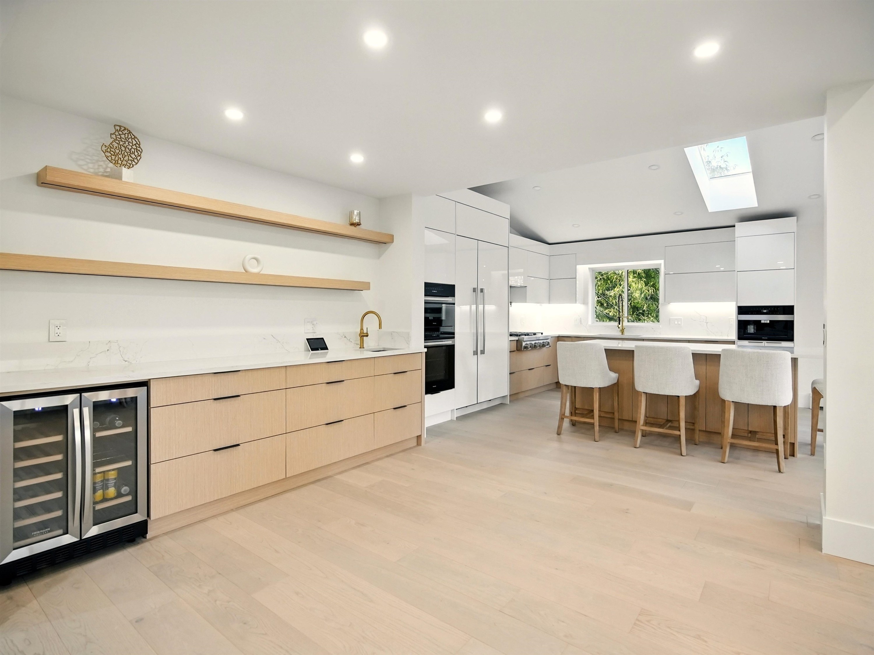 









6230


Summit

Avenue,
West Vancouver,




BC
V7W 1Y2


