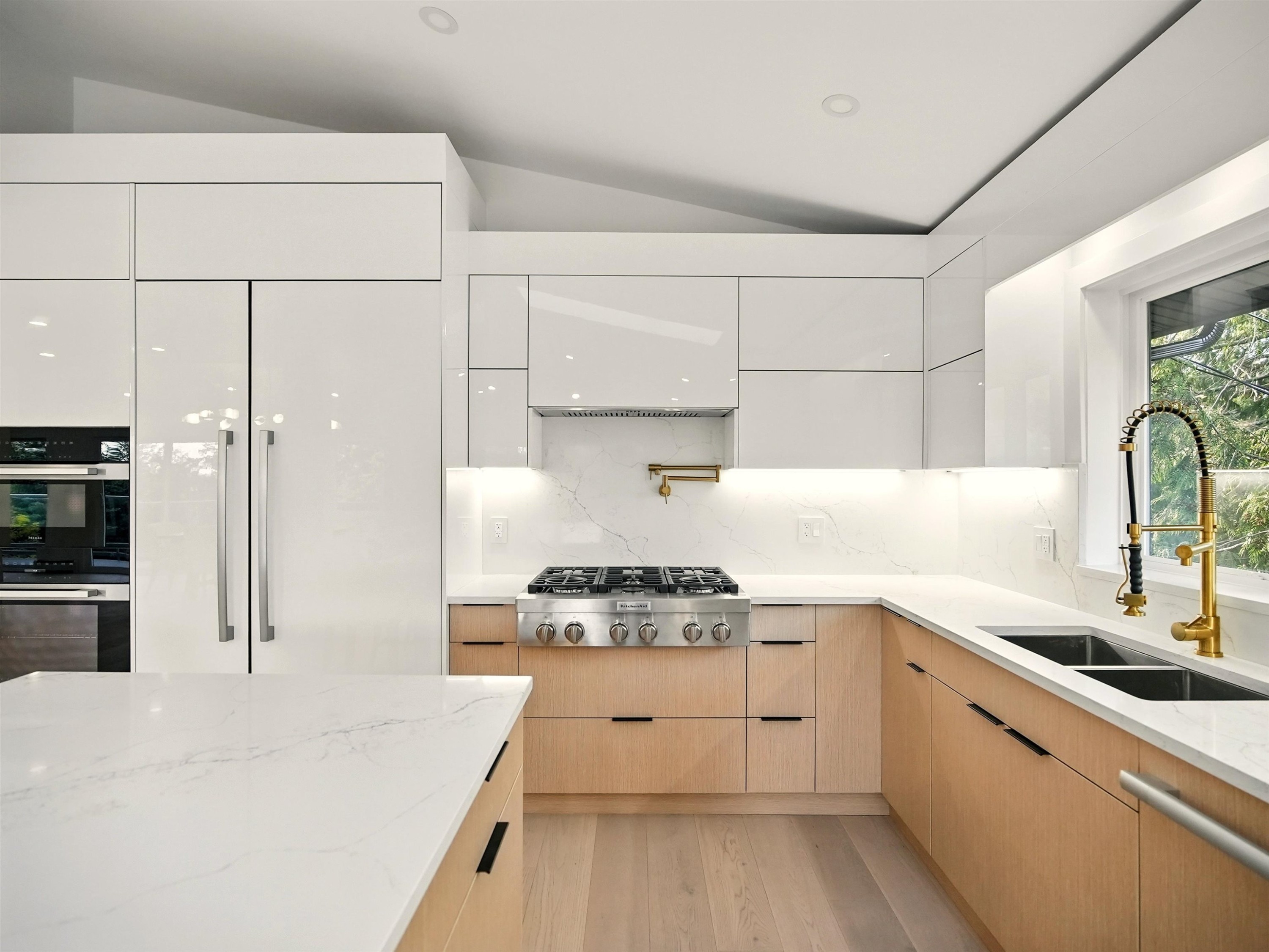 









6230


Summit

Avenue,
West Vancouver,




BC
V7W 1Y2

