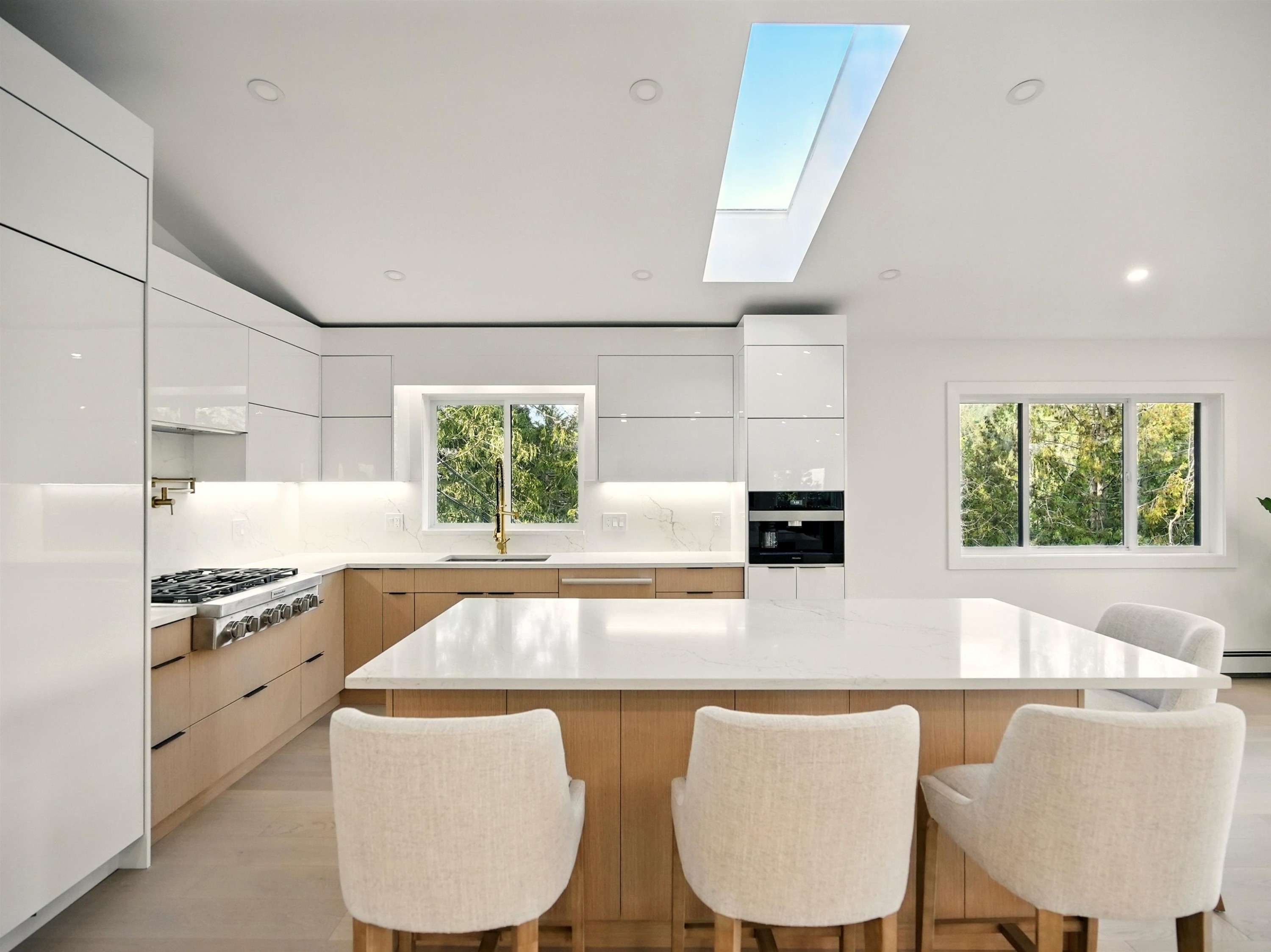 









6230


Summit

Avenue,
West Vancouver,




BC
V7W 1Y2

