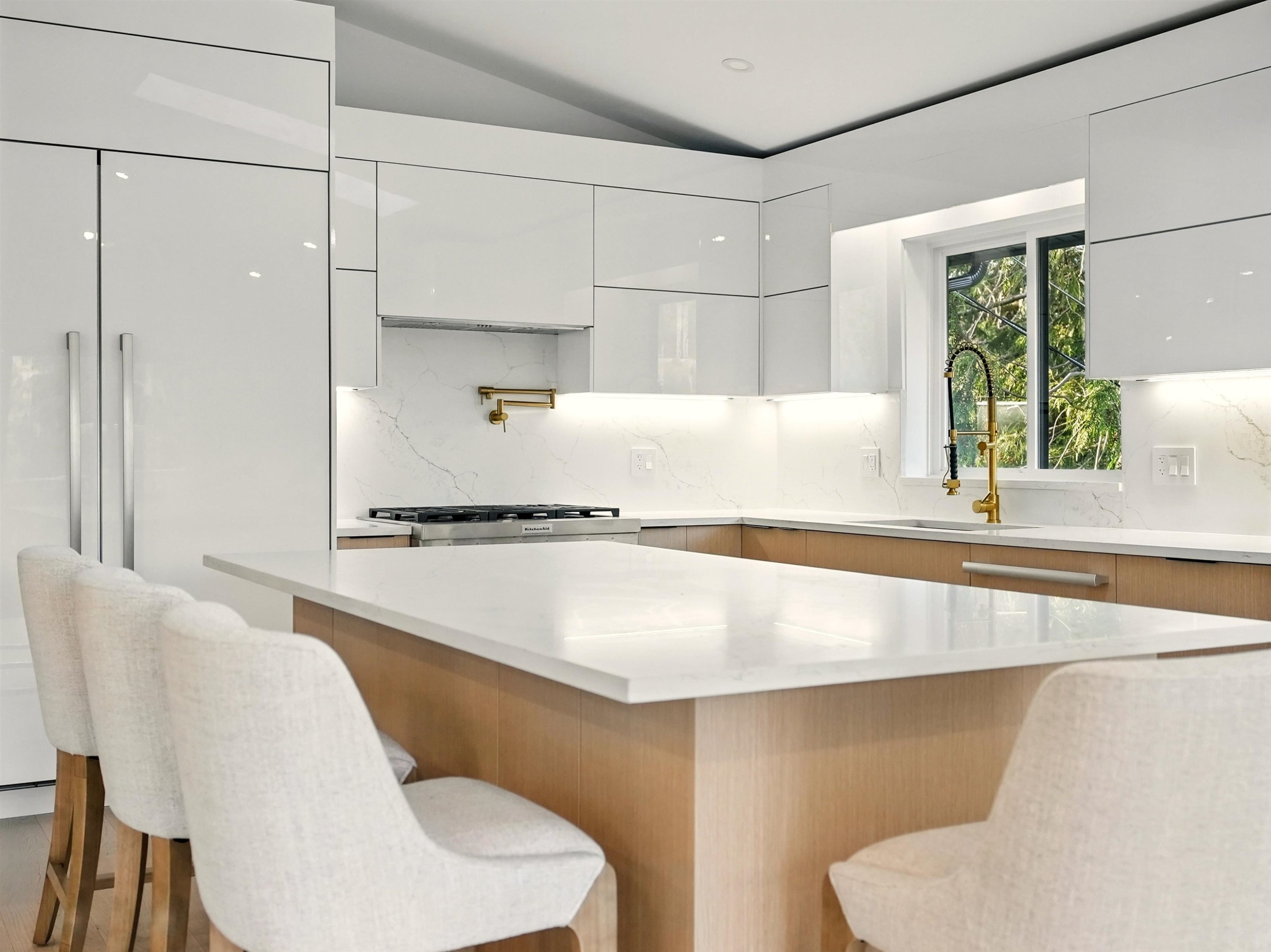 









6230


Summit

Avenue,
West Vancouver,




BC
V7W 1Y2

