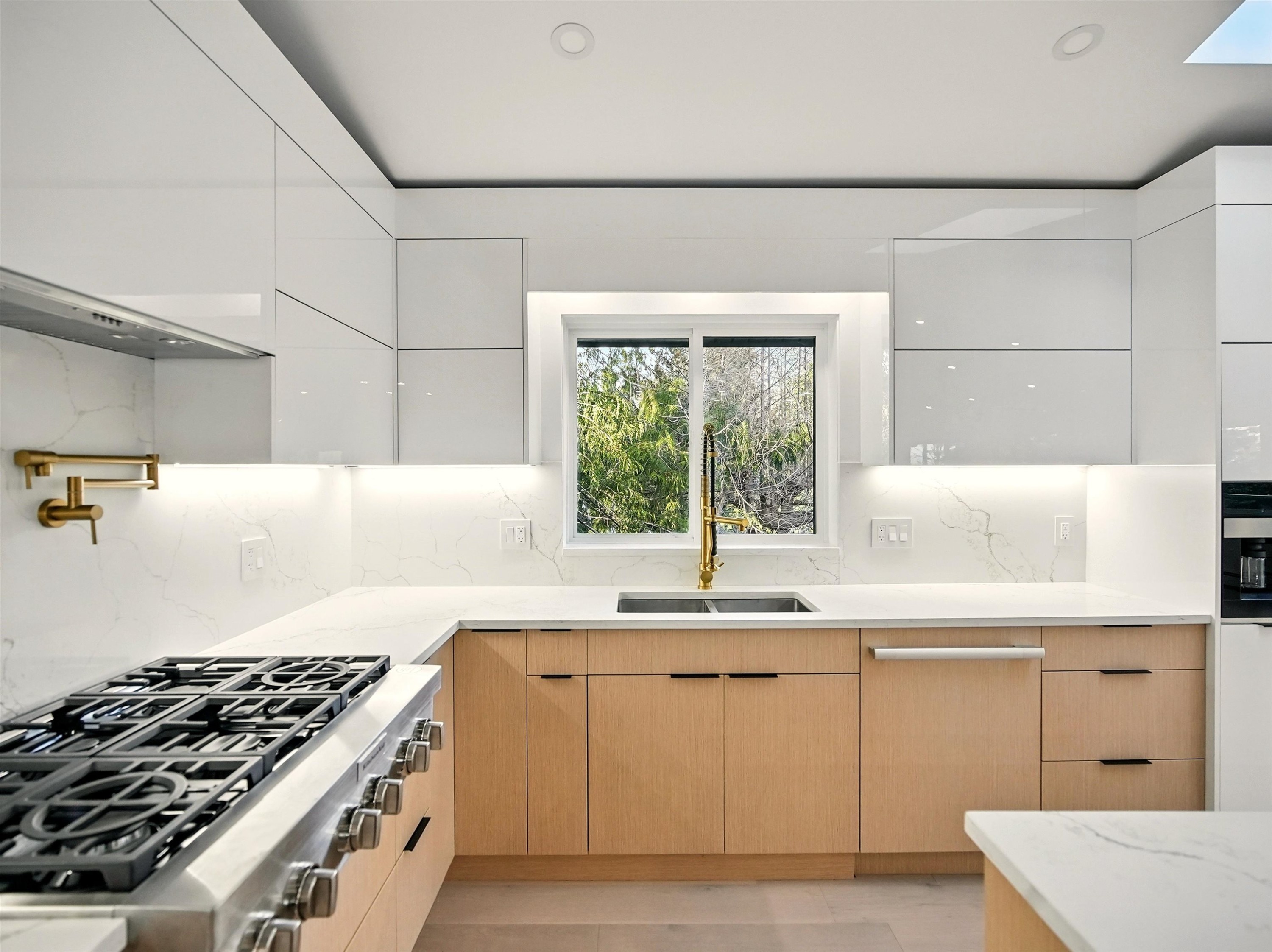 









6230


Summit

Avenue,
West Vancouver,




BC
V7W 1Y2

