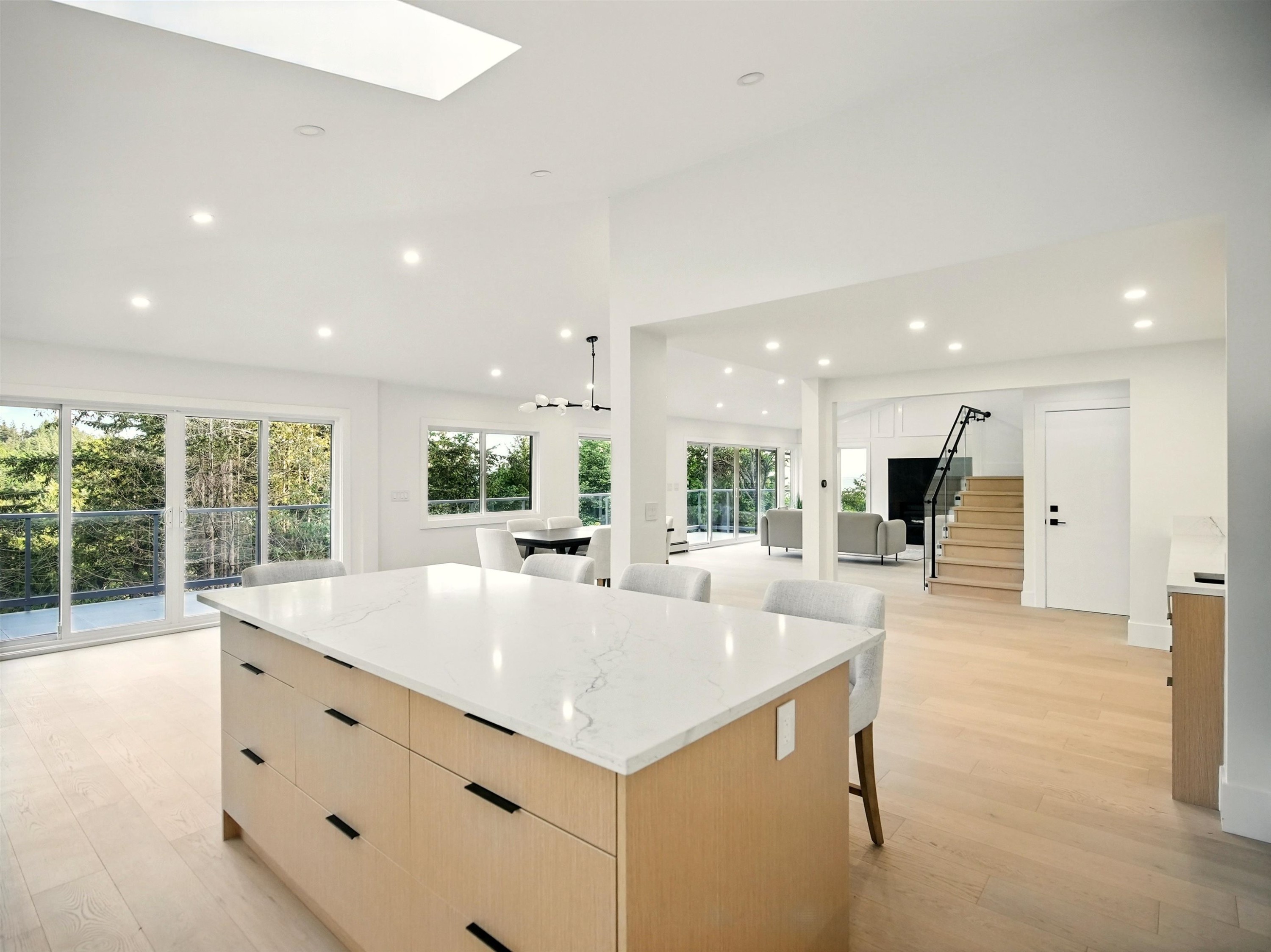 









6230


Summit

Avenue,
West Vancouver,




BC
V7W 1Y2

