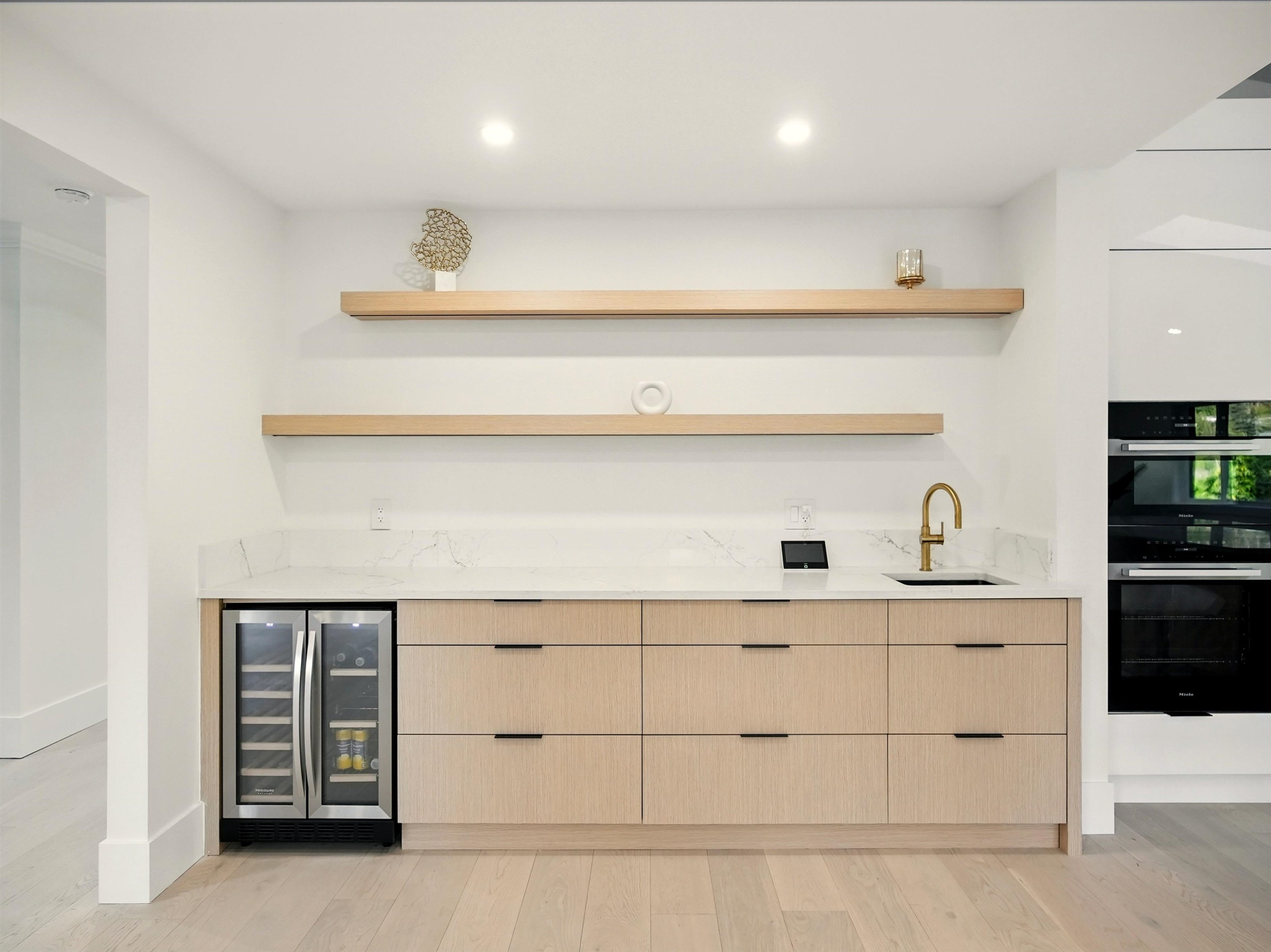 









6230


Summit

Avenue,
West Vancouver,




BC
V7W 1Y2

