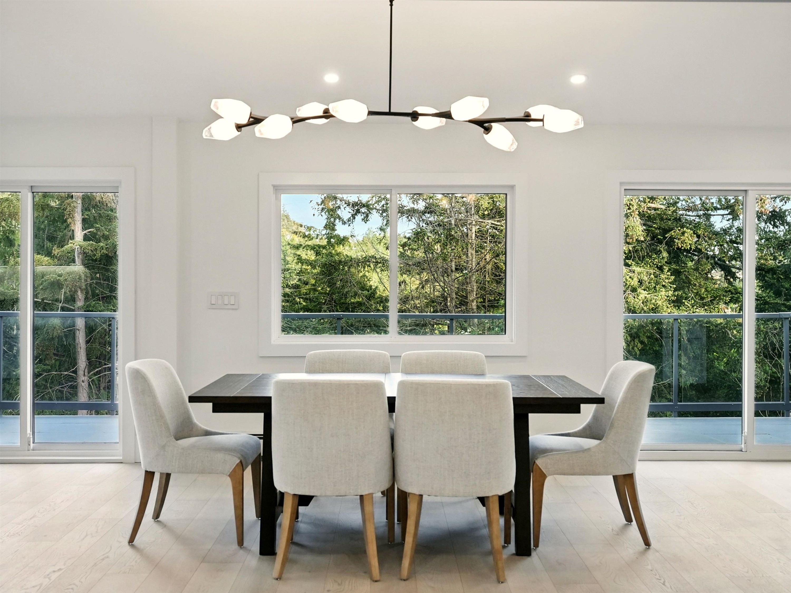 









6230


Summit

Avenue,
West Vancouver,




BC
V7W 1Y2

