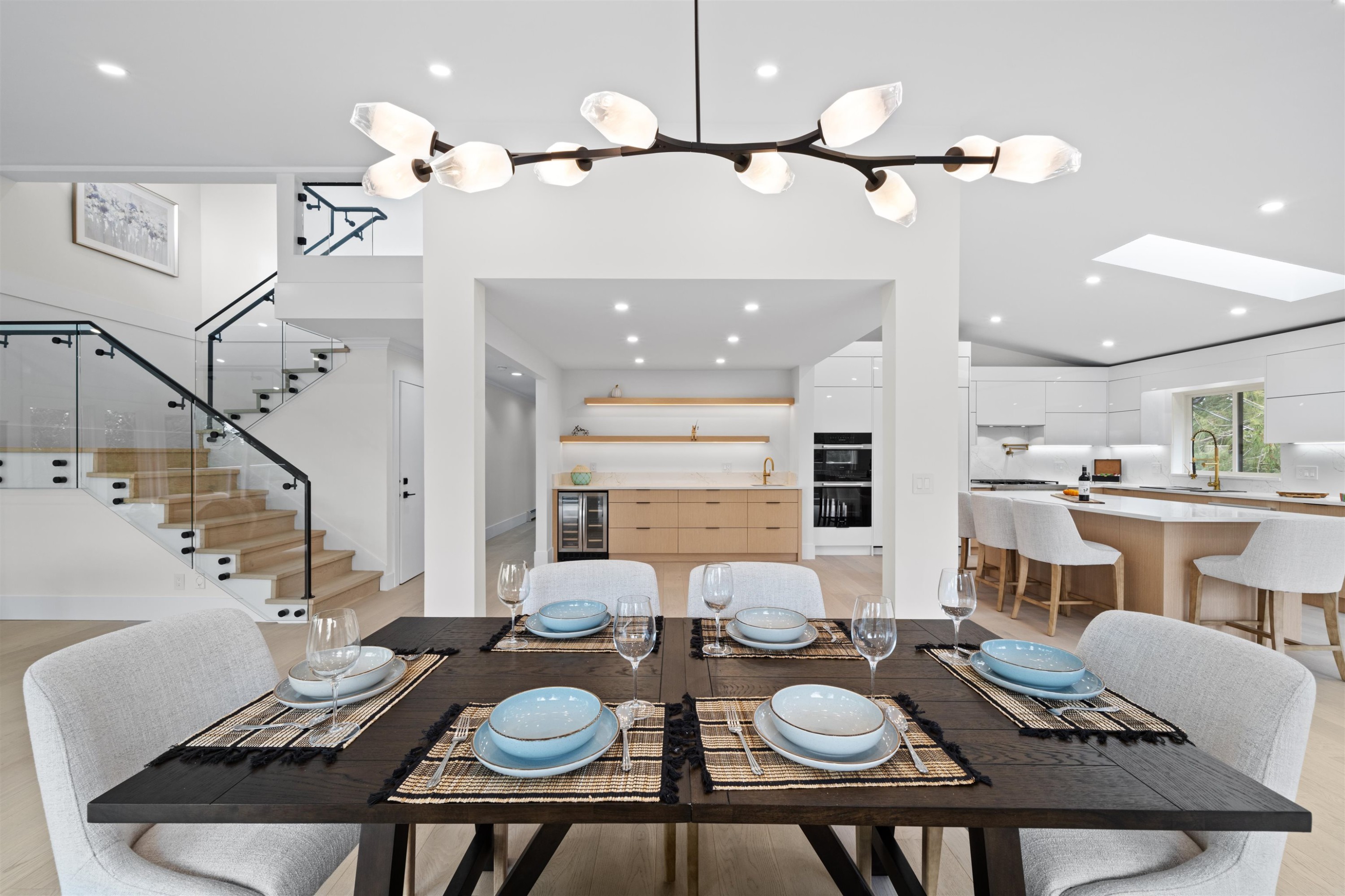









6230


Summit

Avenue,
West Vancouver,




BC
V7W 1Y2

