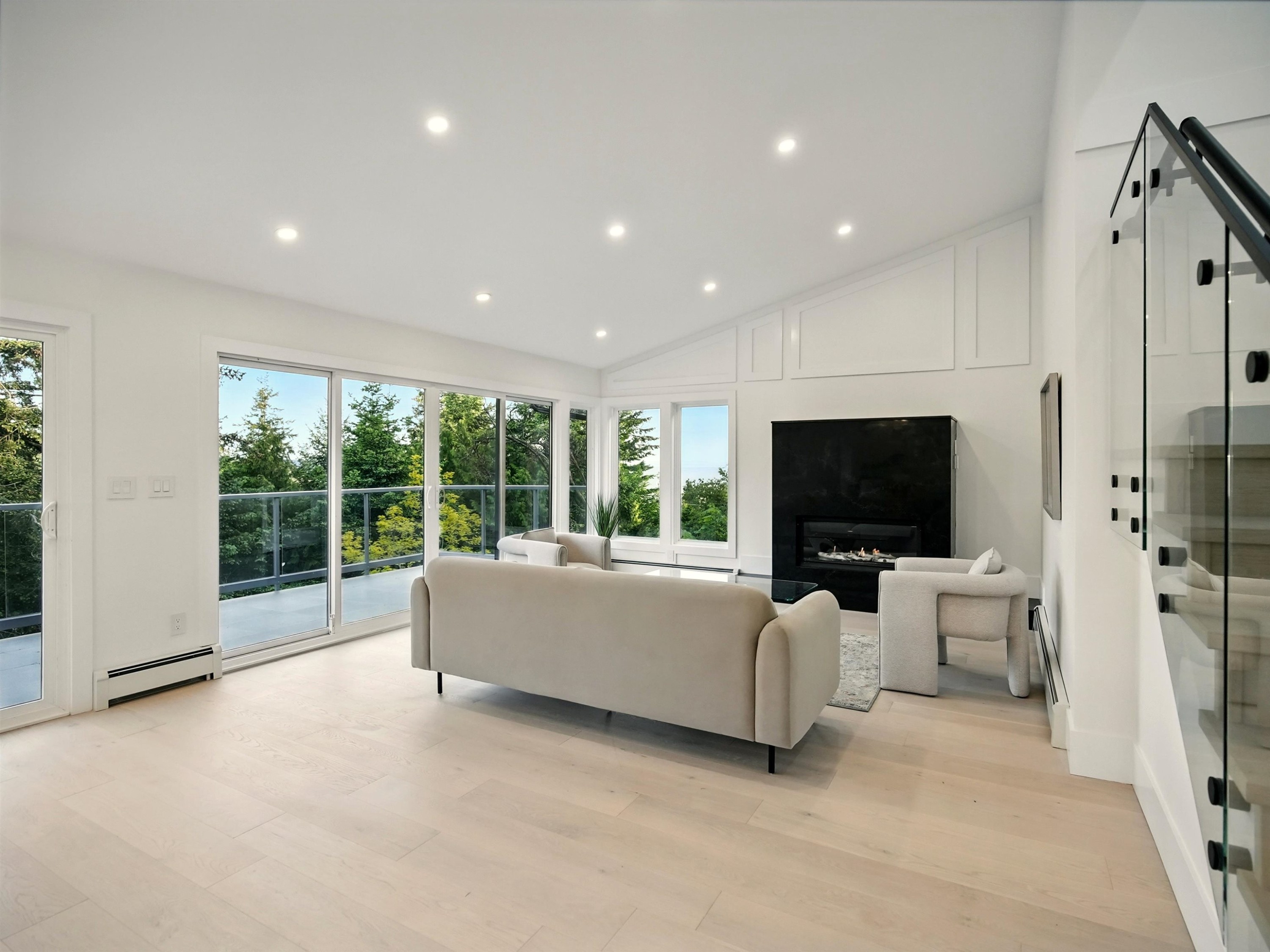 









6230


Summit

Avenue,
West Vancouver,




BC
V7W 1Y2

