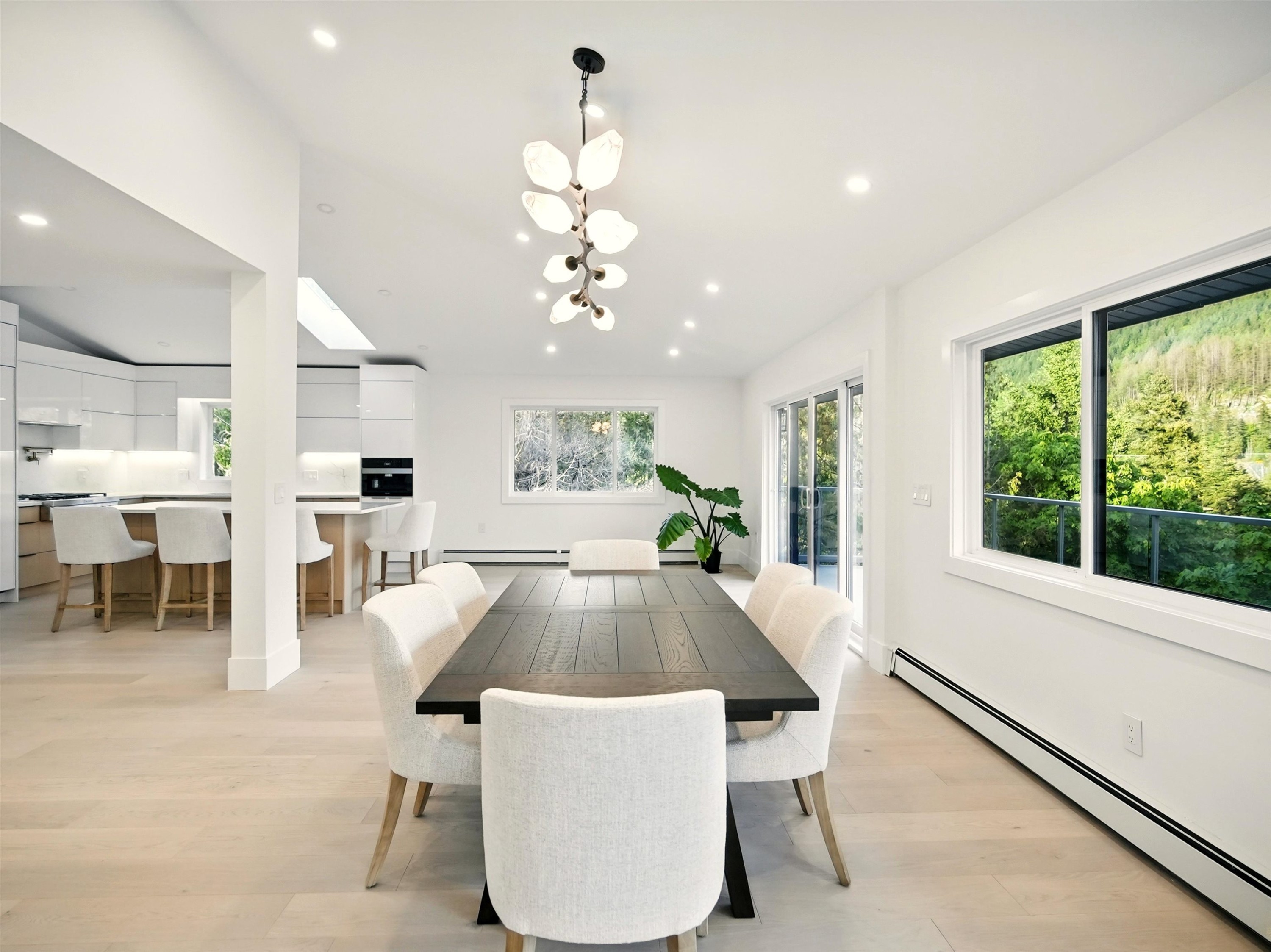 









6230


Summit

Avenue,
West Vancouver,




BC
V7W 1Y2

