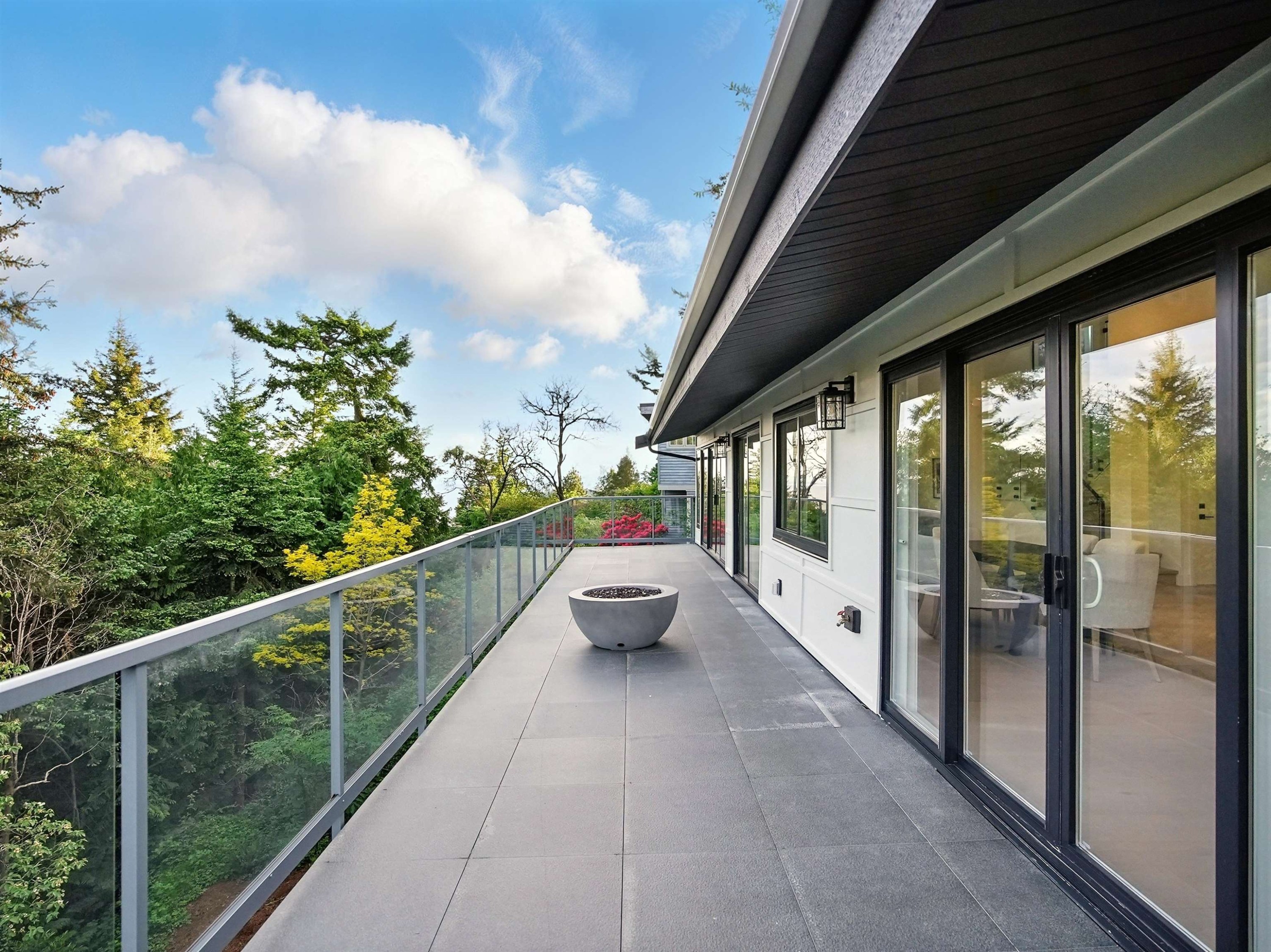 









6230


Summit

Avenue,
West Vancouver,




BC
V7W 1Y2

