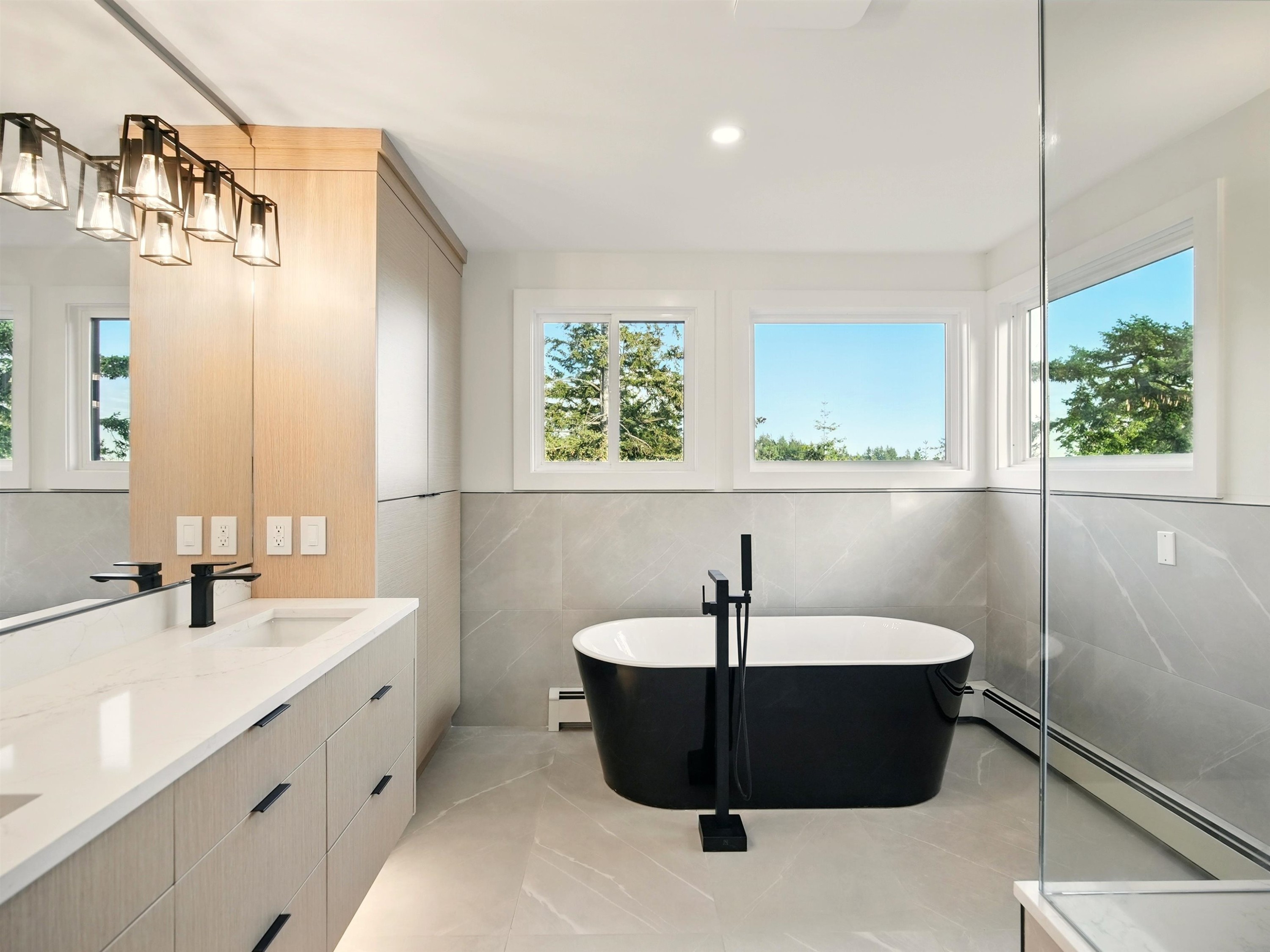 









6230


Summit

Avenue,
West Vancouver,




BC
V7W 1Y2

