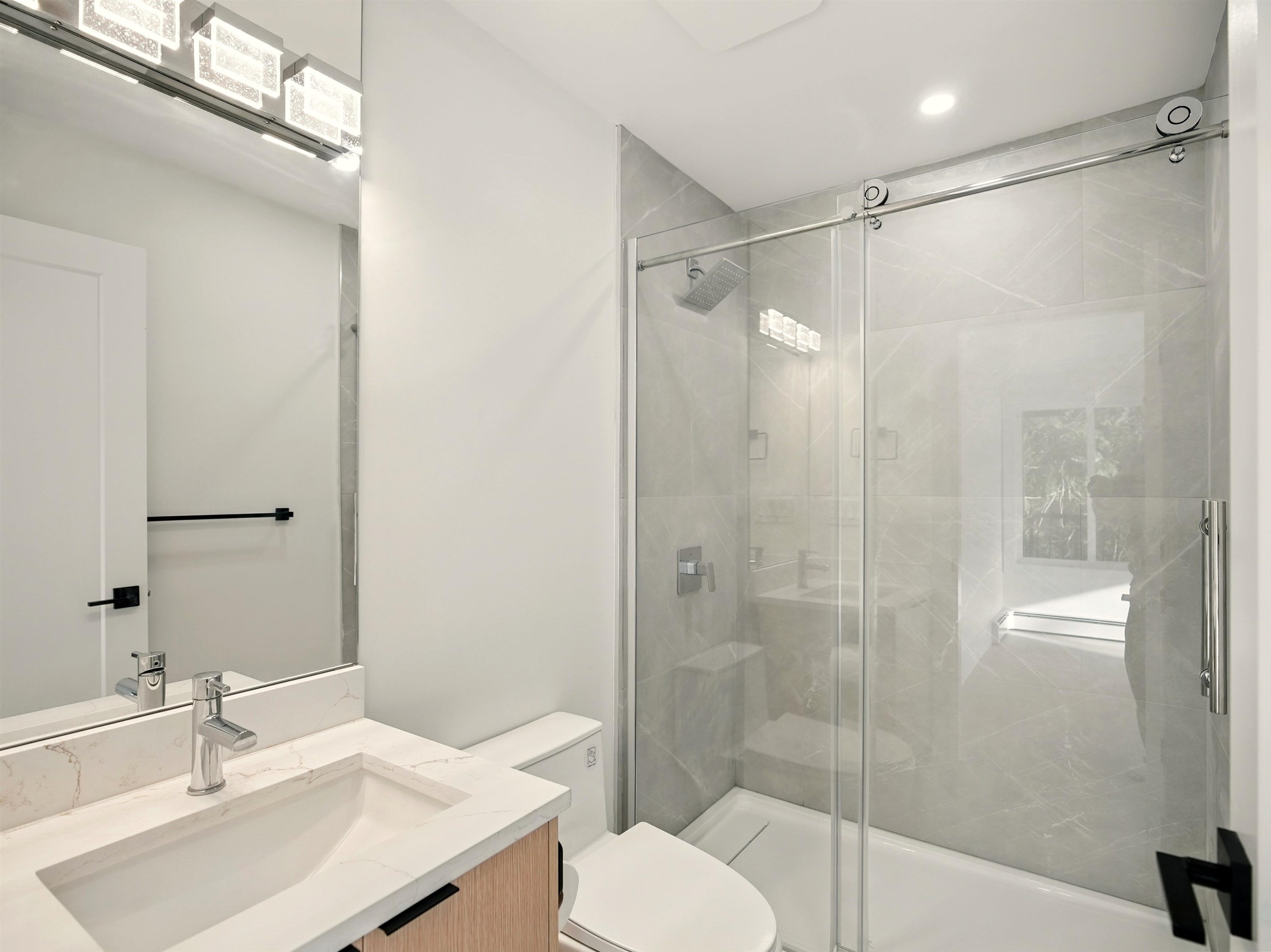 









6230


Summit

Avenue,
West Vancouver,




BC
V7W 1Y2

