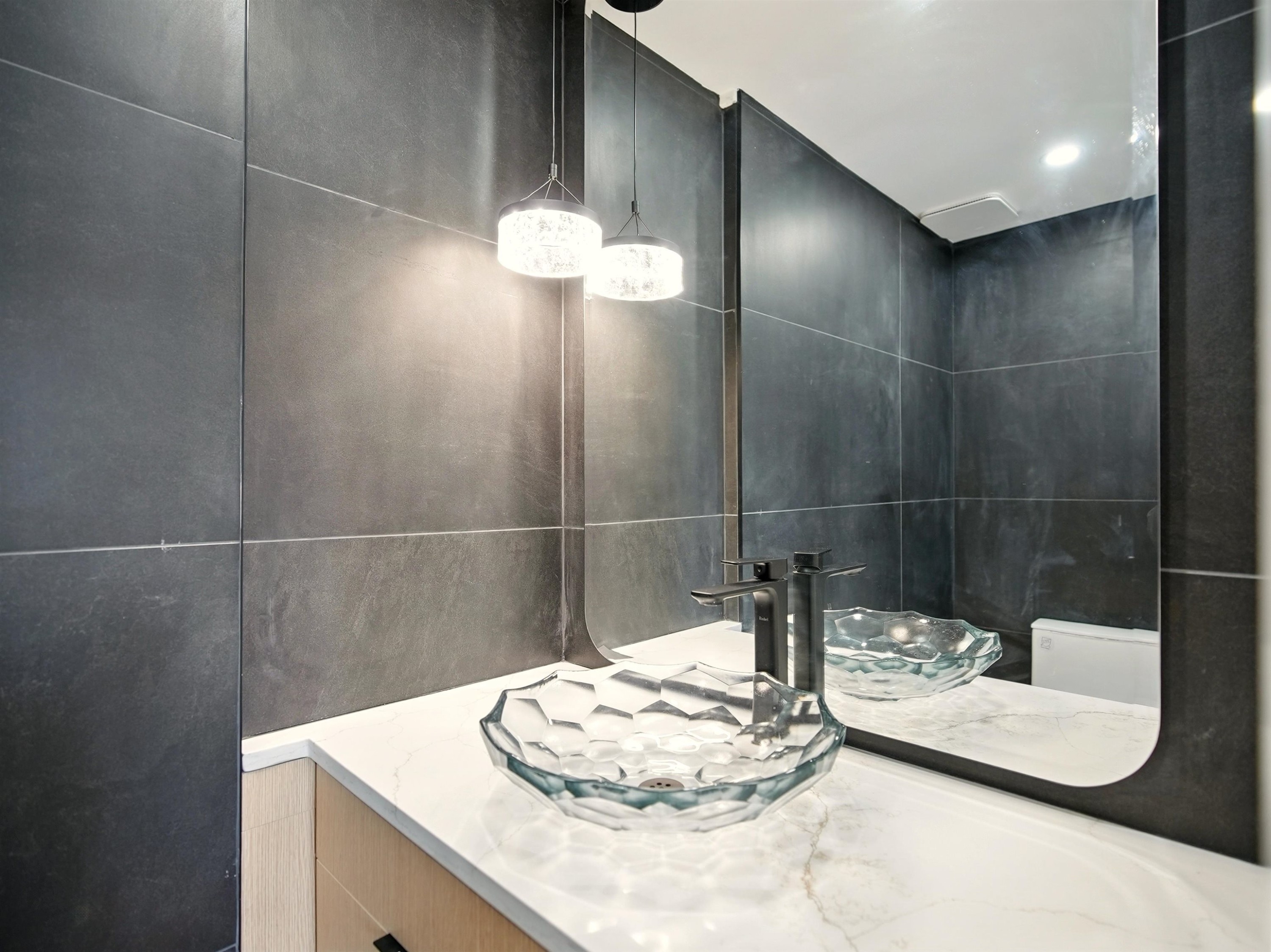 









6230


Summit

Avenue,
West Vancouver,




BC
V7W 1Y2

