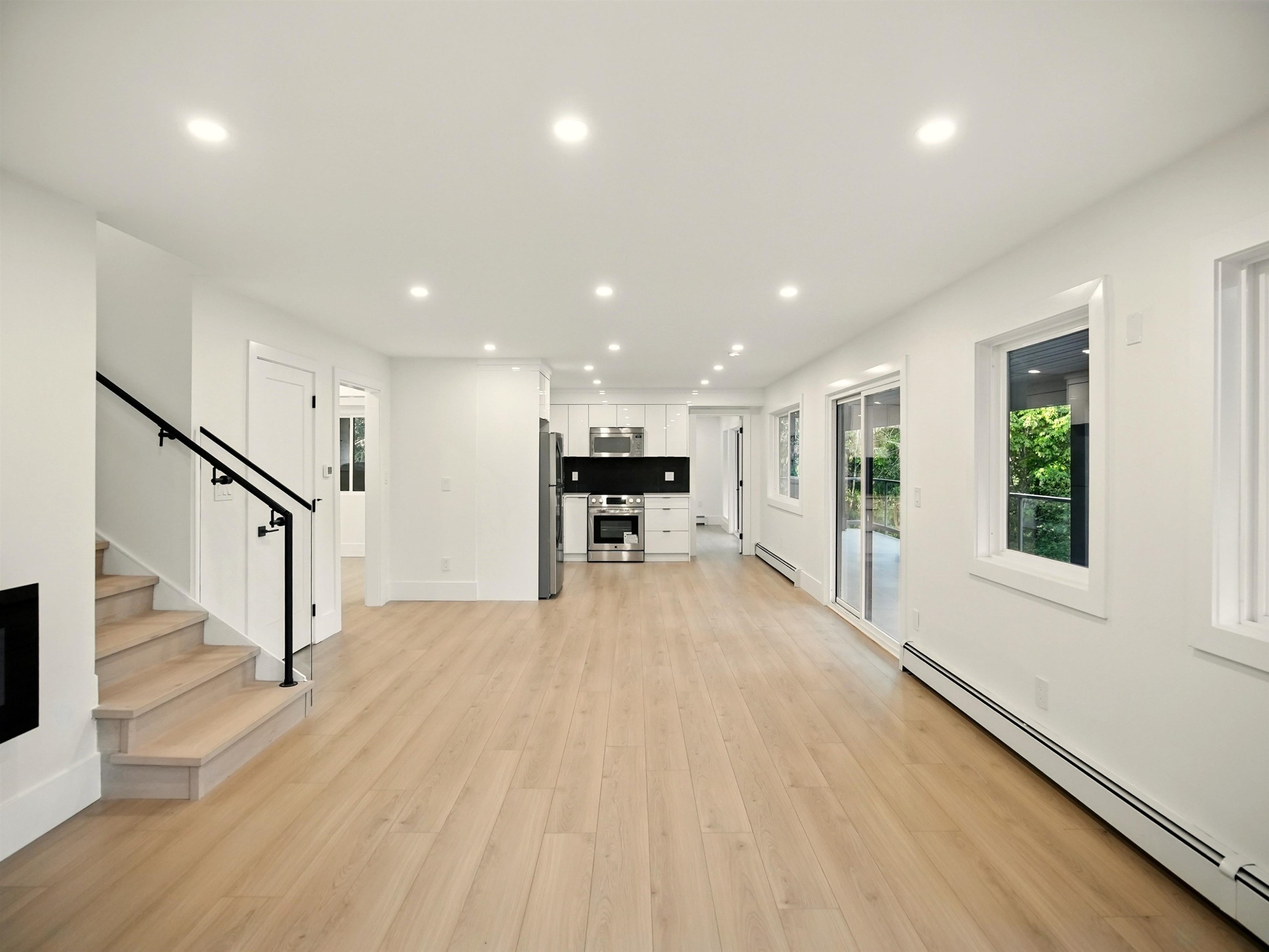 









6230


Summit

Avenue,
West Vancouver,




BC
V7W 1Y2


