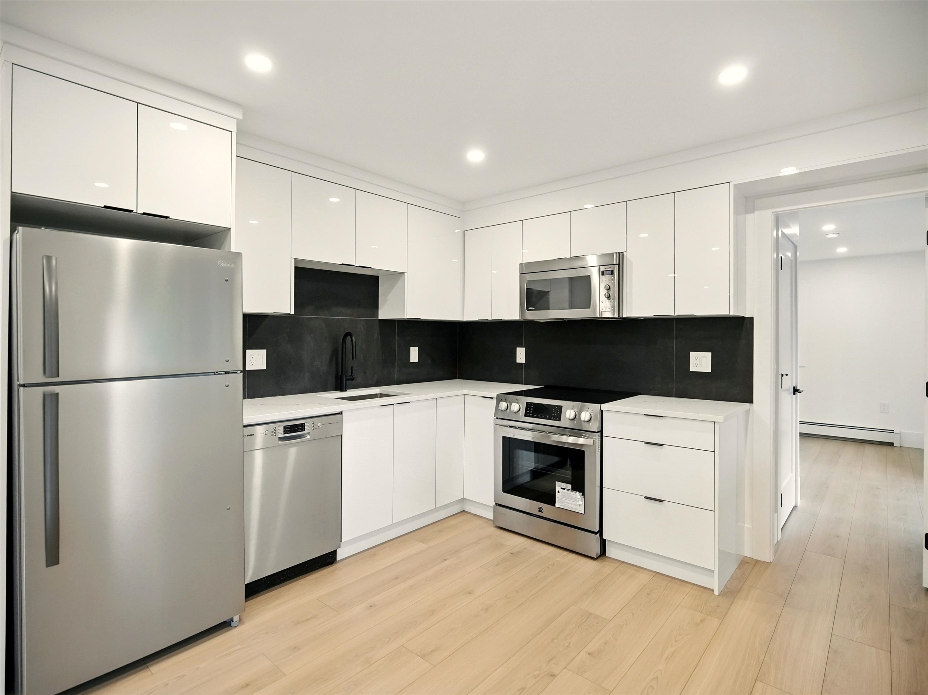 









6230


Summit

Avenue,
West Vancouver,




BC
V7W 1Y2

