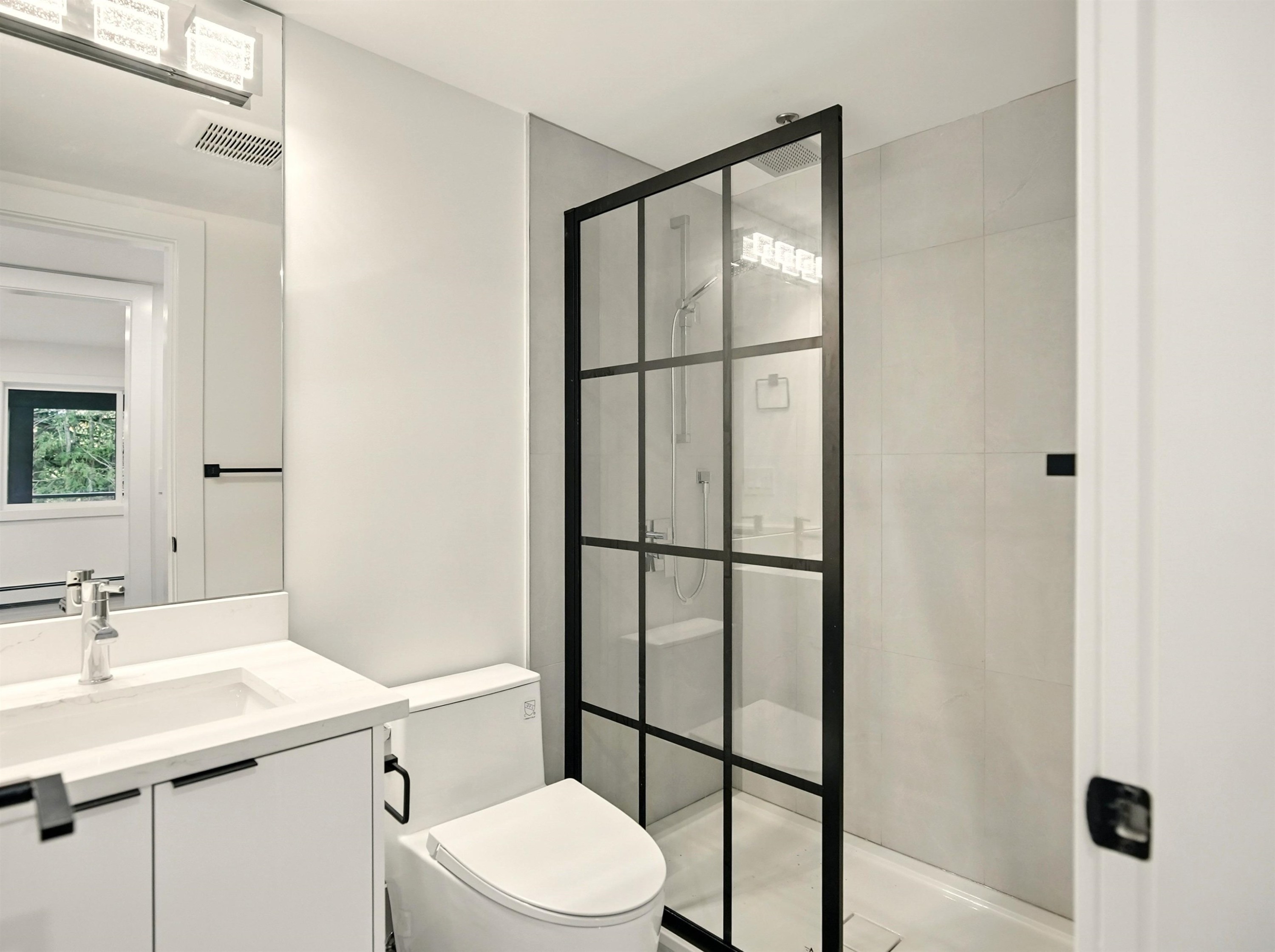









6230


Summit

Avenue,
West Vancouver,




BC
V7W 1Y2

