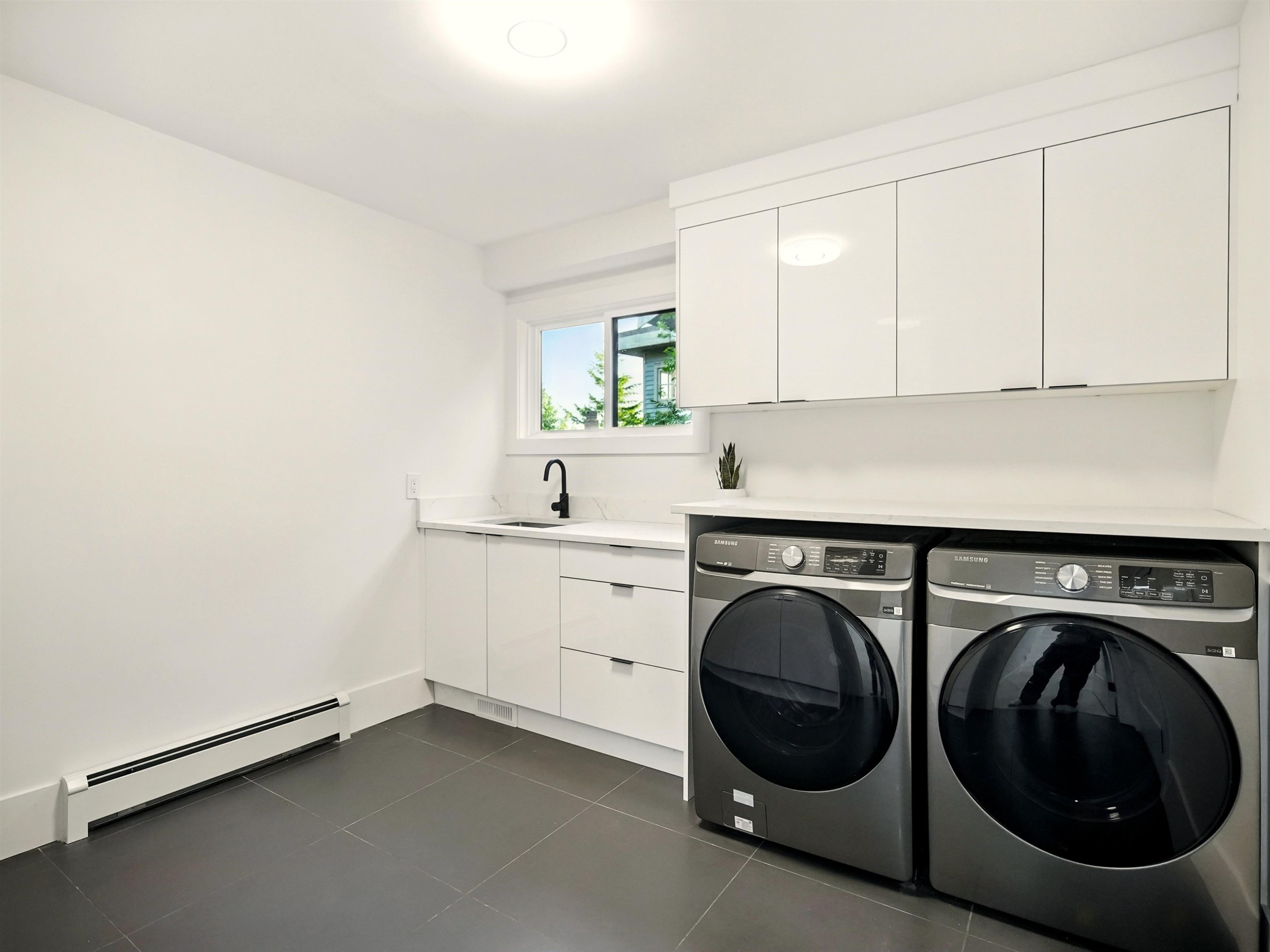 









6230


Summit

Avenue,
West Vancouver,




BC
V7W 1Y2

