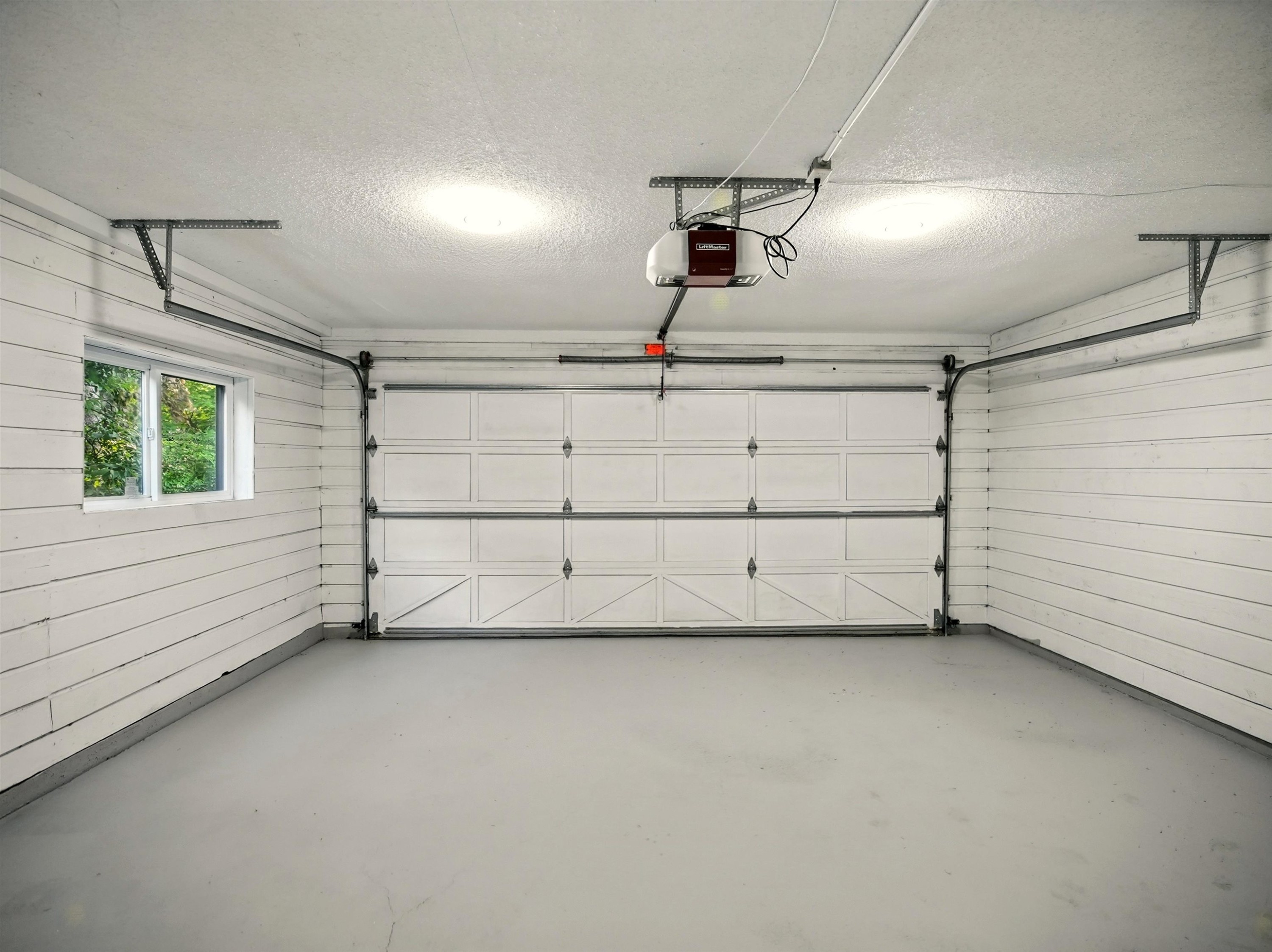 









6230


Summit

Avenue,
West Vancouver,




BC
V7W 1Y2

