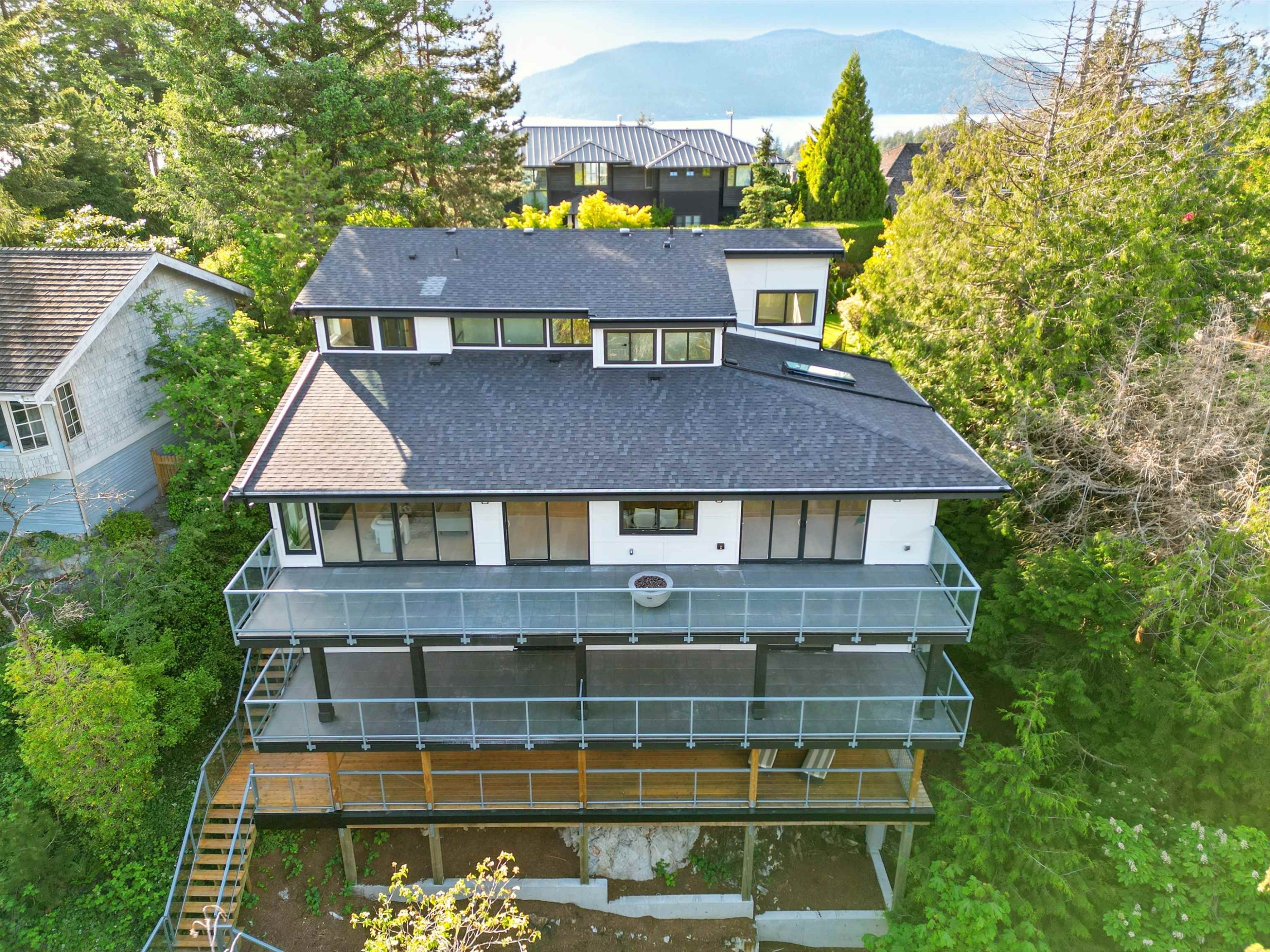 









6230


Summit

Avenue,
West Vancouver,




BC
V7W 1Y2

