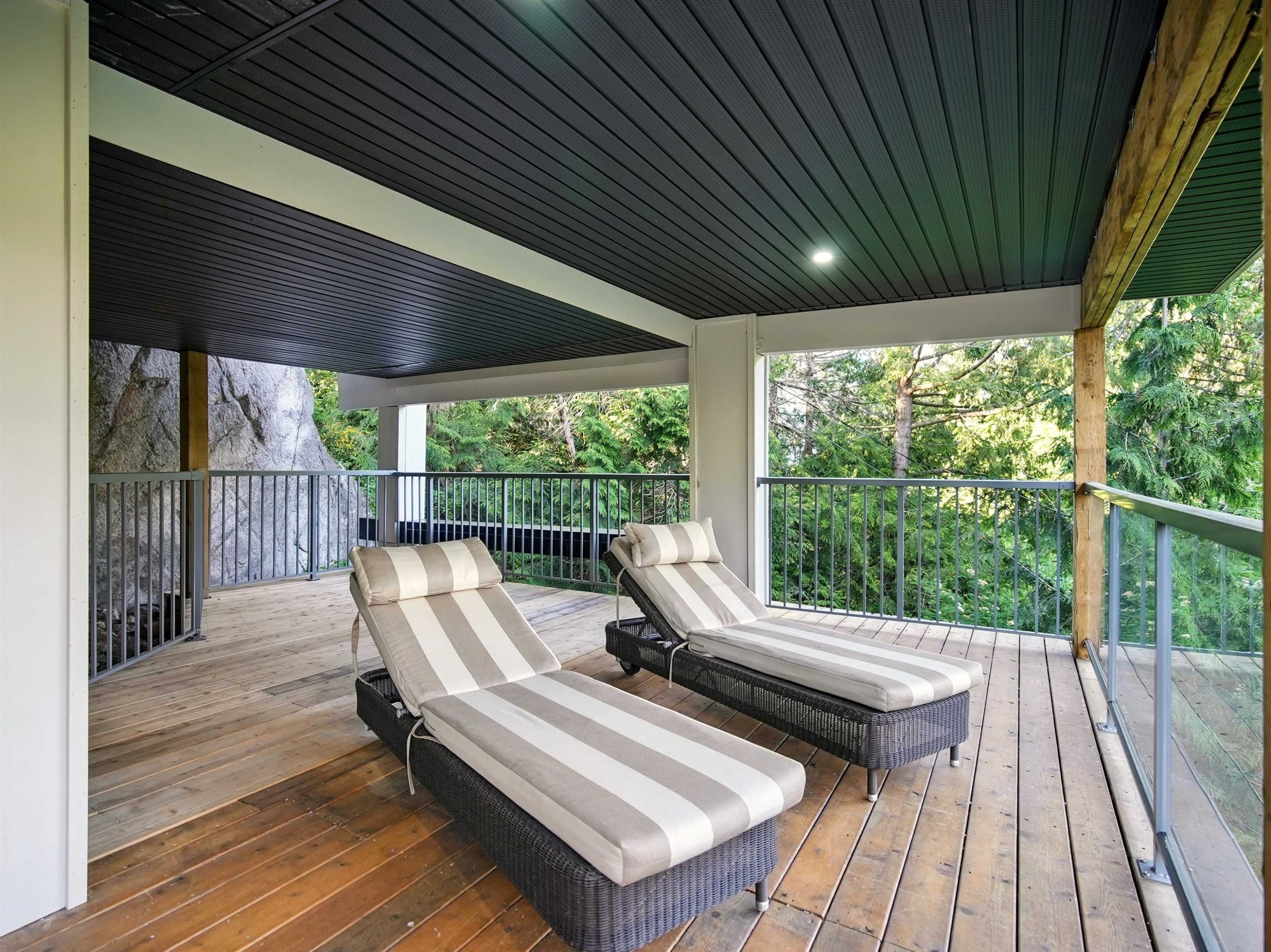 









6230


Summit

Avenue,
West Vancouver,




BC
V7W 1Y2

