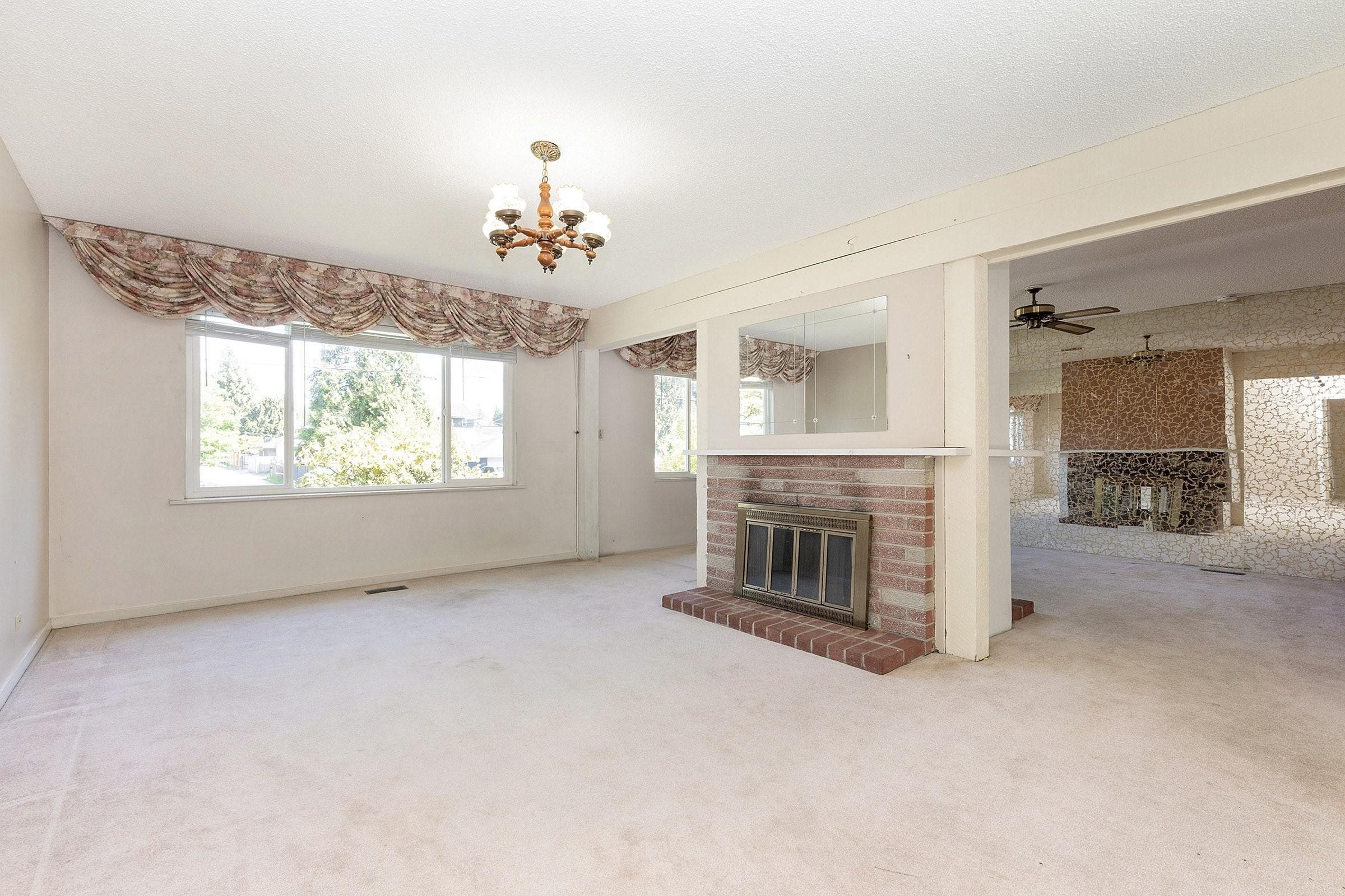 









640


Colinet

Street,
Coquitlam,




BC
V3J 4X1

