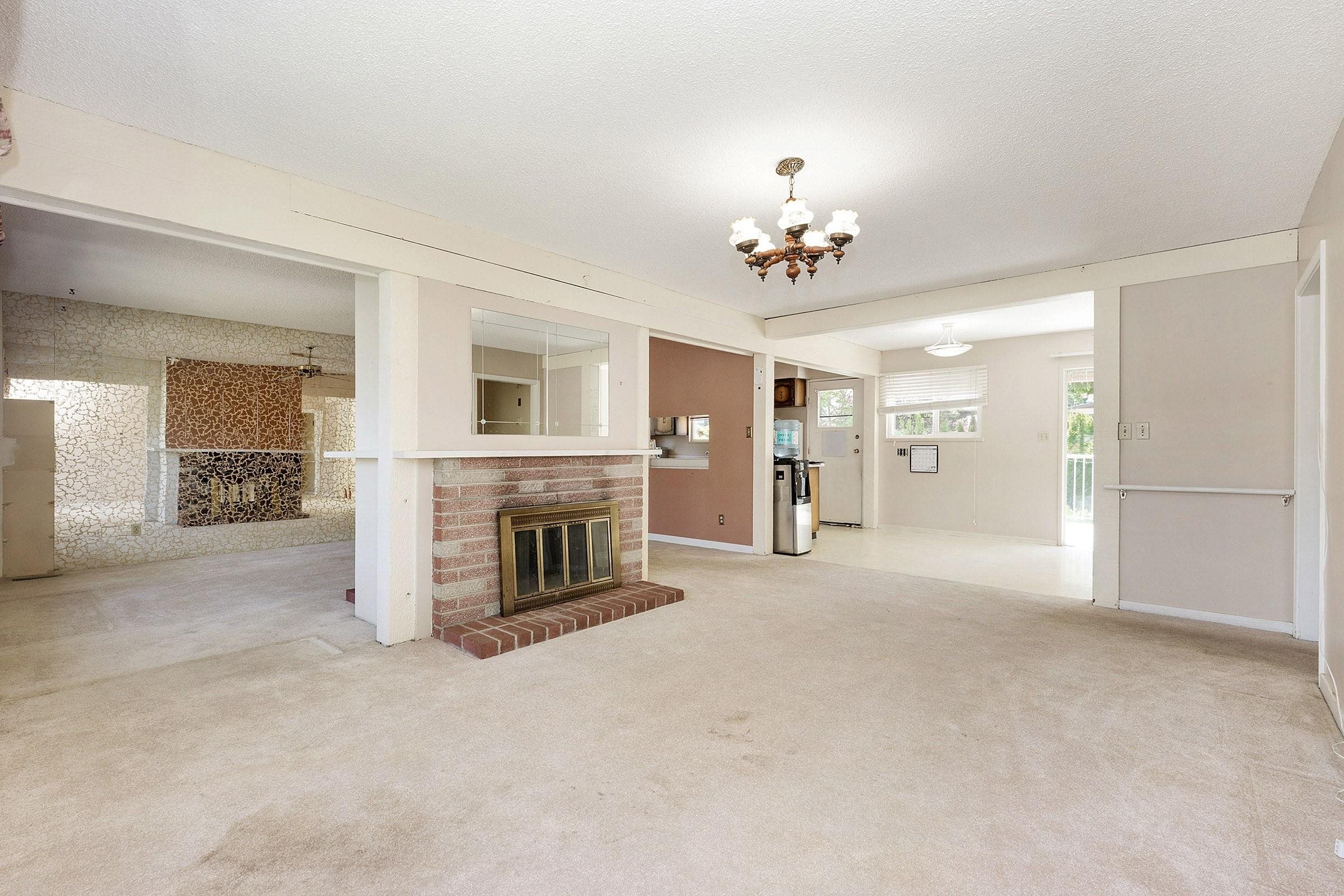 









640


Colinet

Street,
Coquitlam,




BC
V3J 4X1

