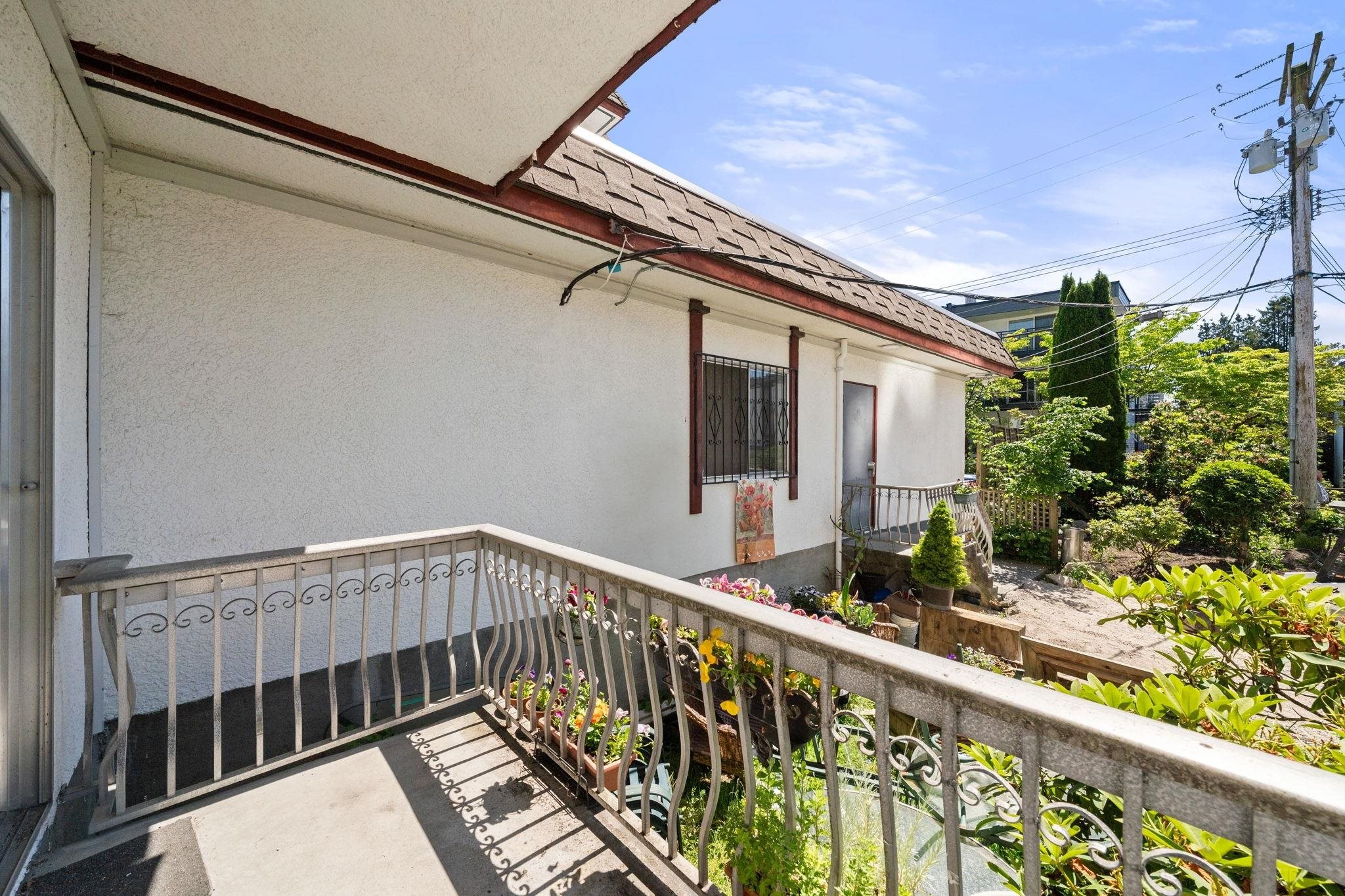 









135


21st

Street West, 102,
North Vancouver,




BC
V7M 1Z2

